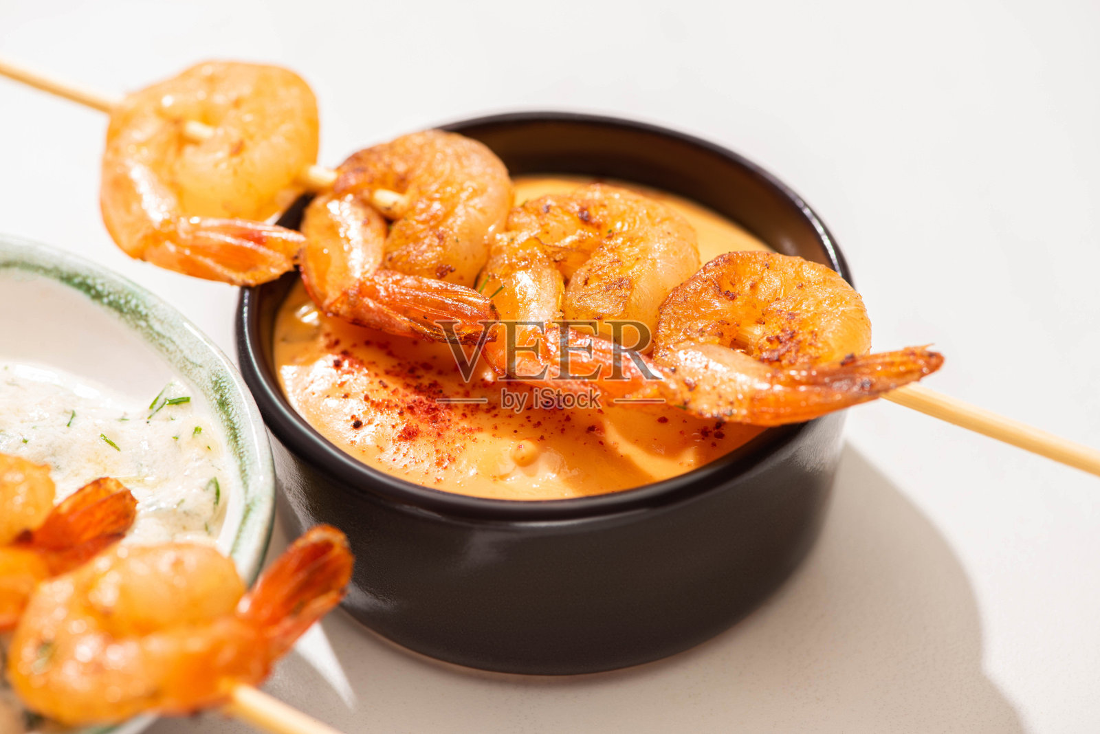 近距离观看美味的炸虾串与酱汁在白色的背景照片摄影图片