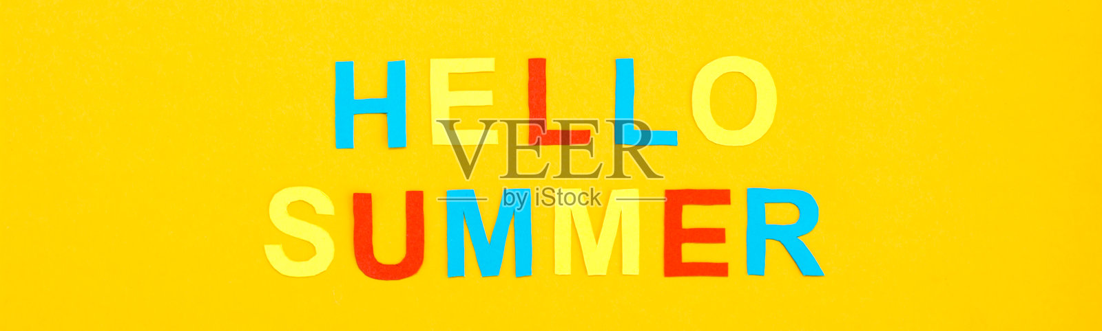 你好,夏天。在黄色纸板上刻有彩色字母的题词。前视图。网络横幅照片摄影图片