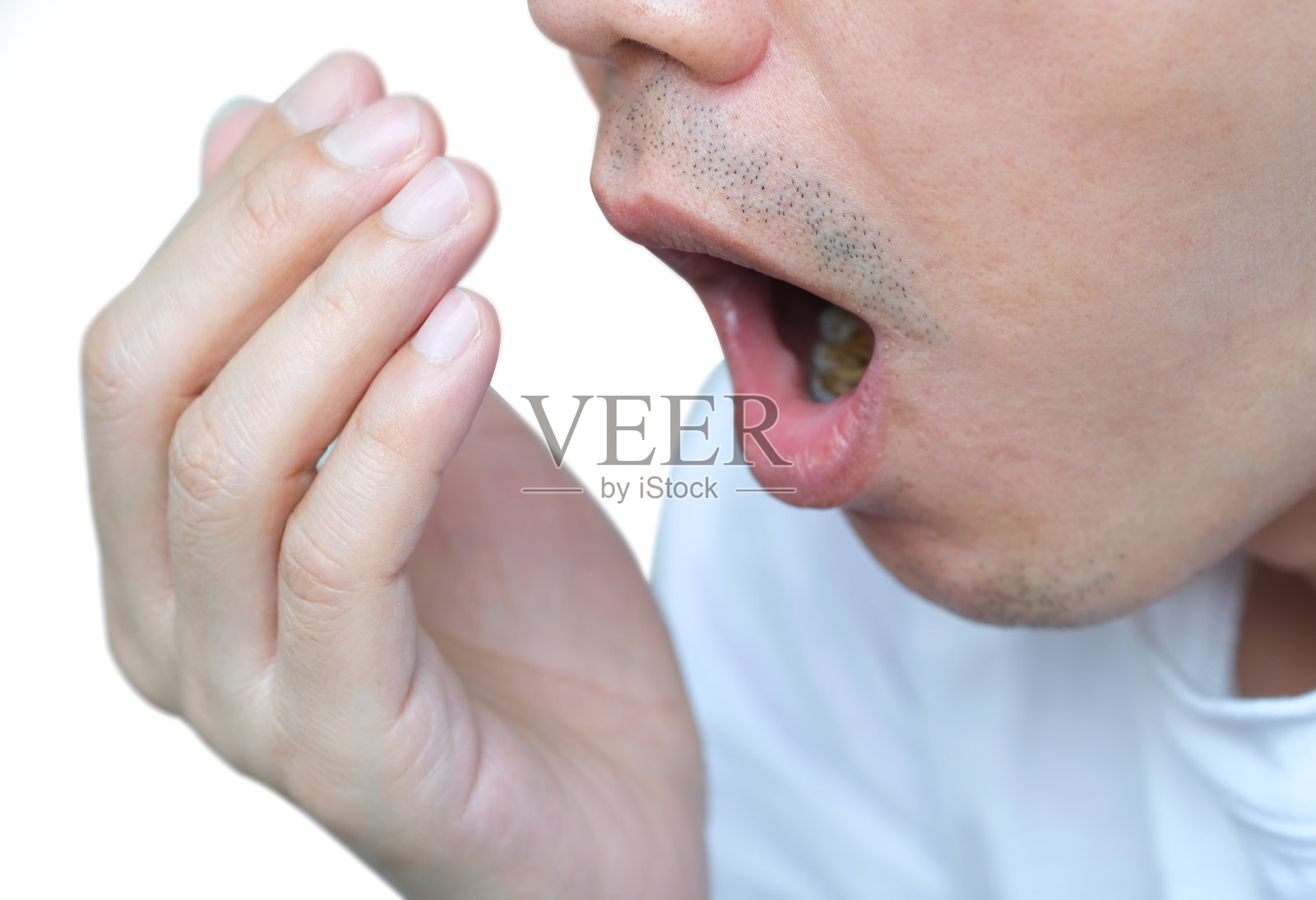 男人用手来保护他的咳嗽和打喷嚏，以防止细菌和病毒的传播。白色背景。健康和医学概念照片摄影图片