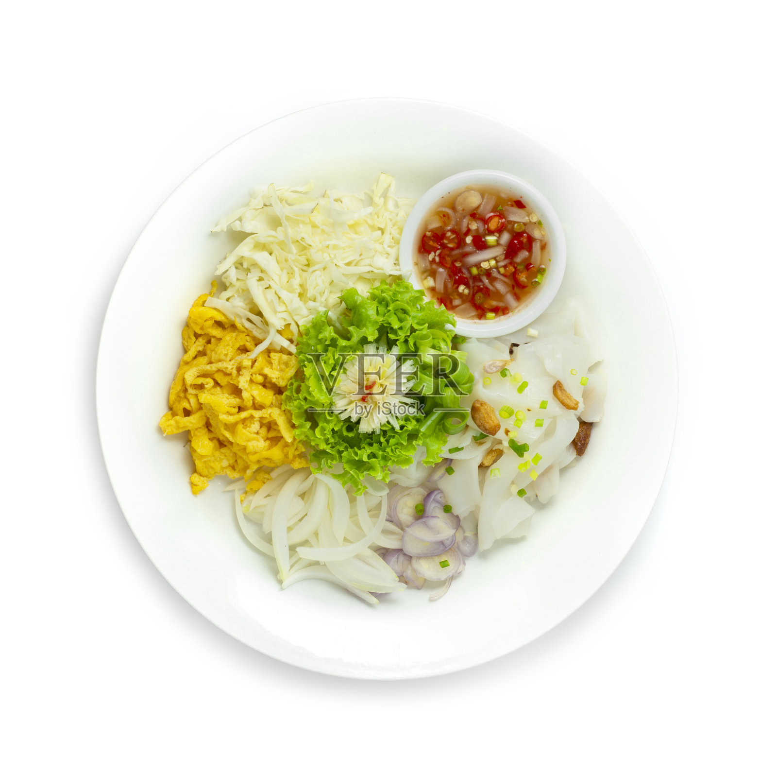 蛋片，卷心菜，洋葱片和甜辣酱泰国菜融合照片摄影图片