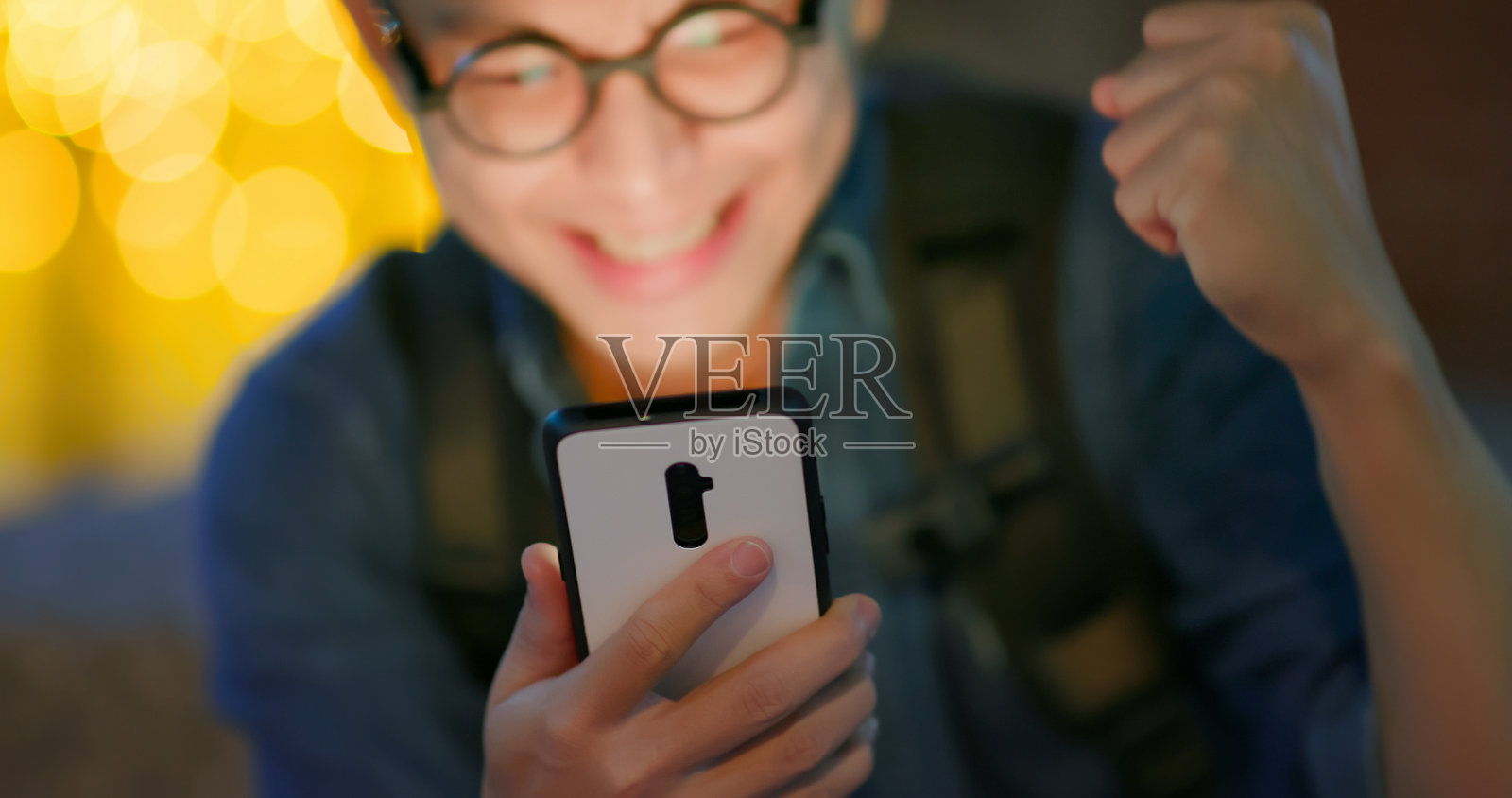 男人赢手机游戏照片摄影图片