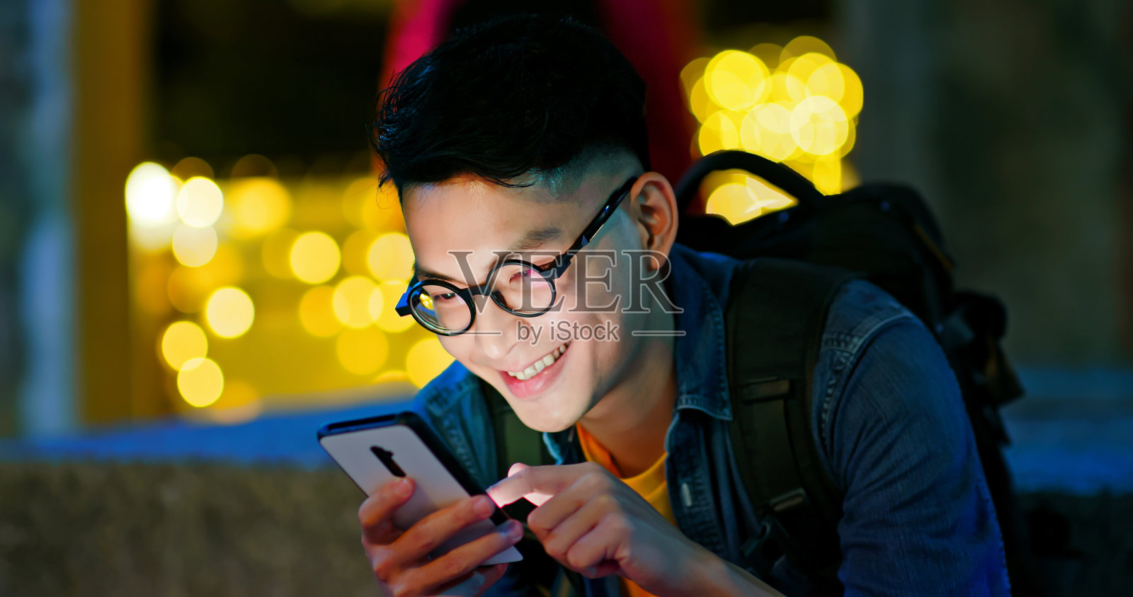 男人在户外使用智能手机照片摄影图片