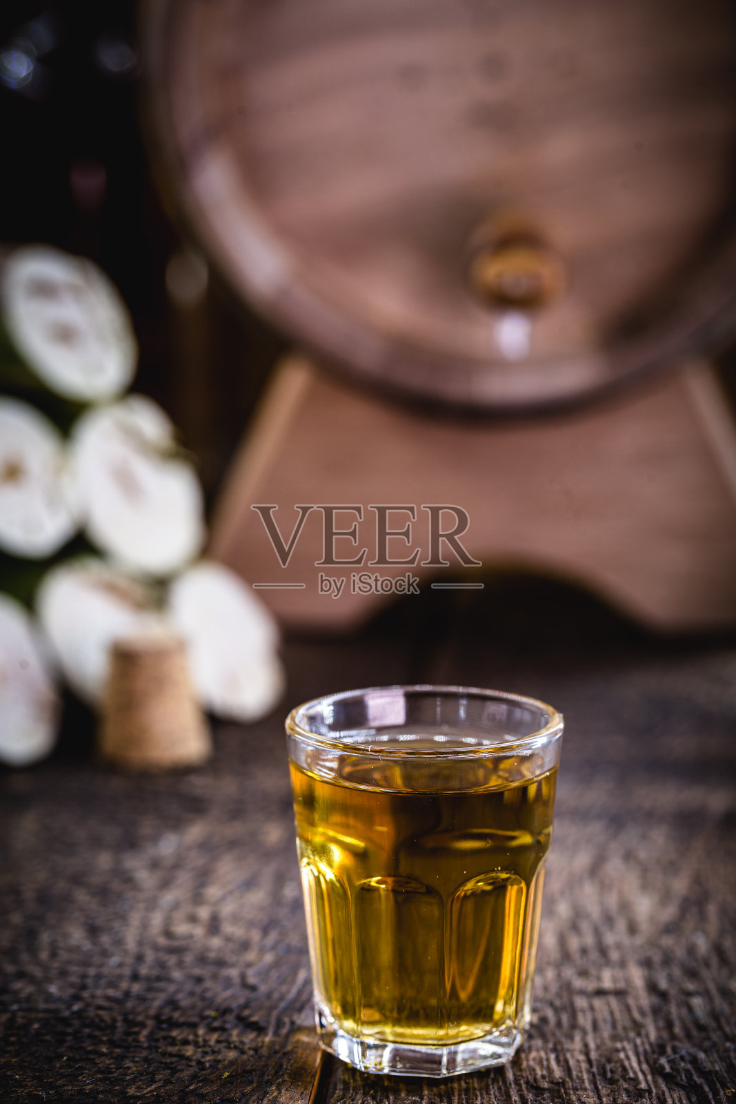 高质量的蒸馏酒精。巴西cachaça(称为pinga)，滴酒，伏特加，白朗姆酒，烈酒，欧佐酒，清酒或白兰地。照片摄影图片