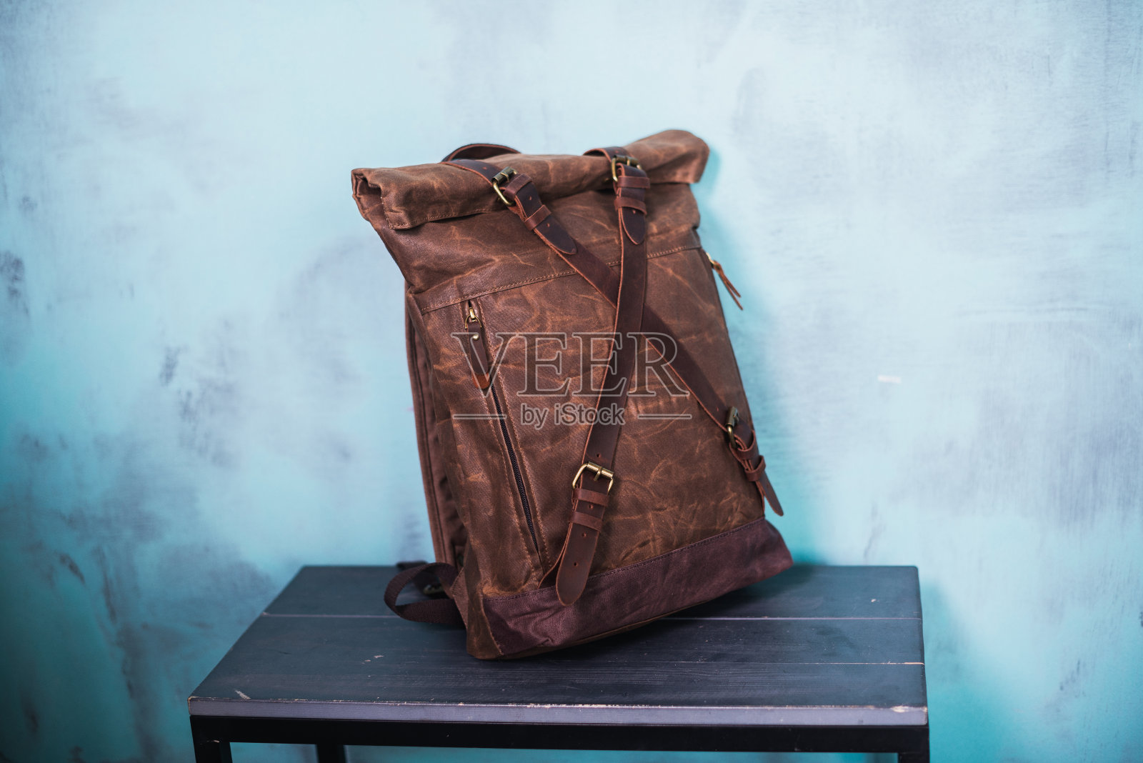 帆布时髦的背包在蓝色的背景照片摄影图片