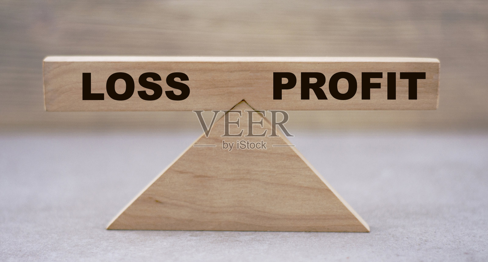 在浅色背景下，在木制天平上平衡损益的概念照片摄影图片