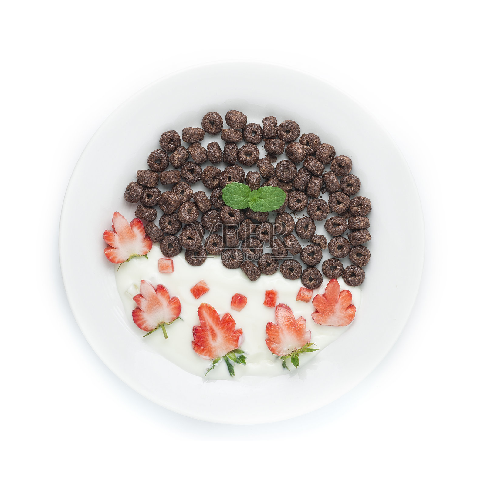 早餐麦片巧克力环味，雕刻草莓和酸奶装饰薄荷叶照片摄影图片