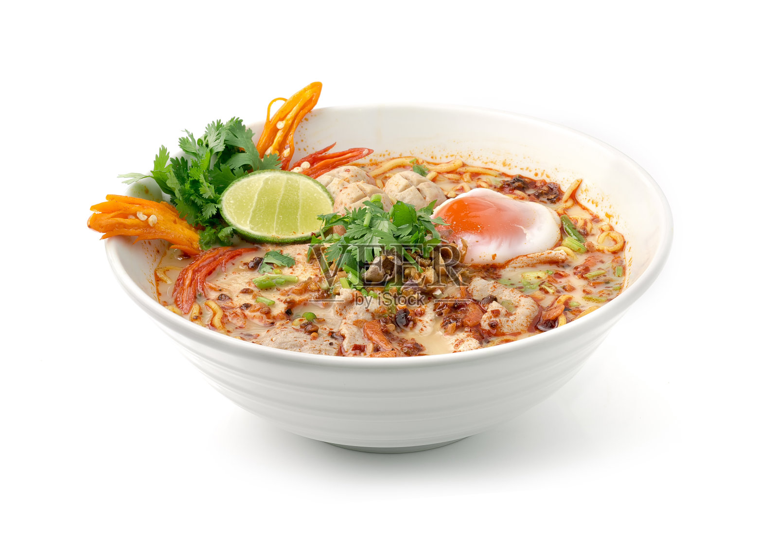 辣蛋面冬阴鲜奶汤煮蛋照片摄影图片