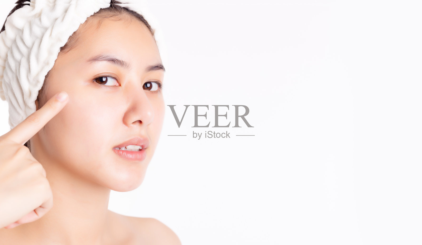 美丽的皮肤脸亚洲女人，健康自然的脸，干净的皮肤和明亮的美丽的面部皮肤。迷人美丽的亚洲击剑与完美的面部皮肤肖像。漂亮的年轻女士触摸的脸照片摄影图片