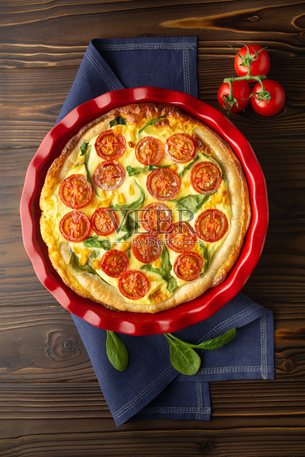 木质背景的蔬菜派叫乳蛋饼照片摄影图片