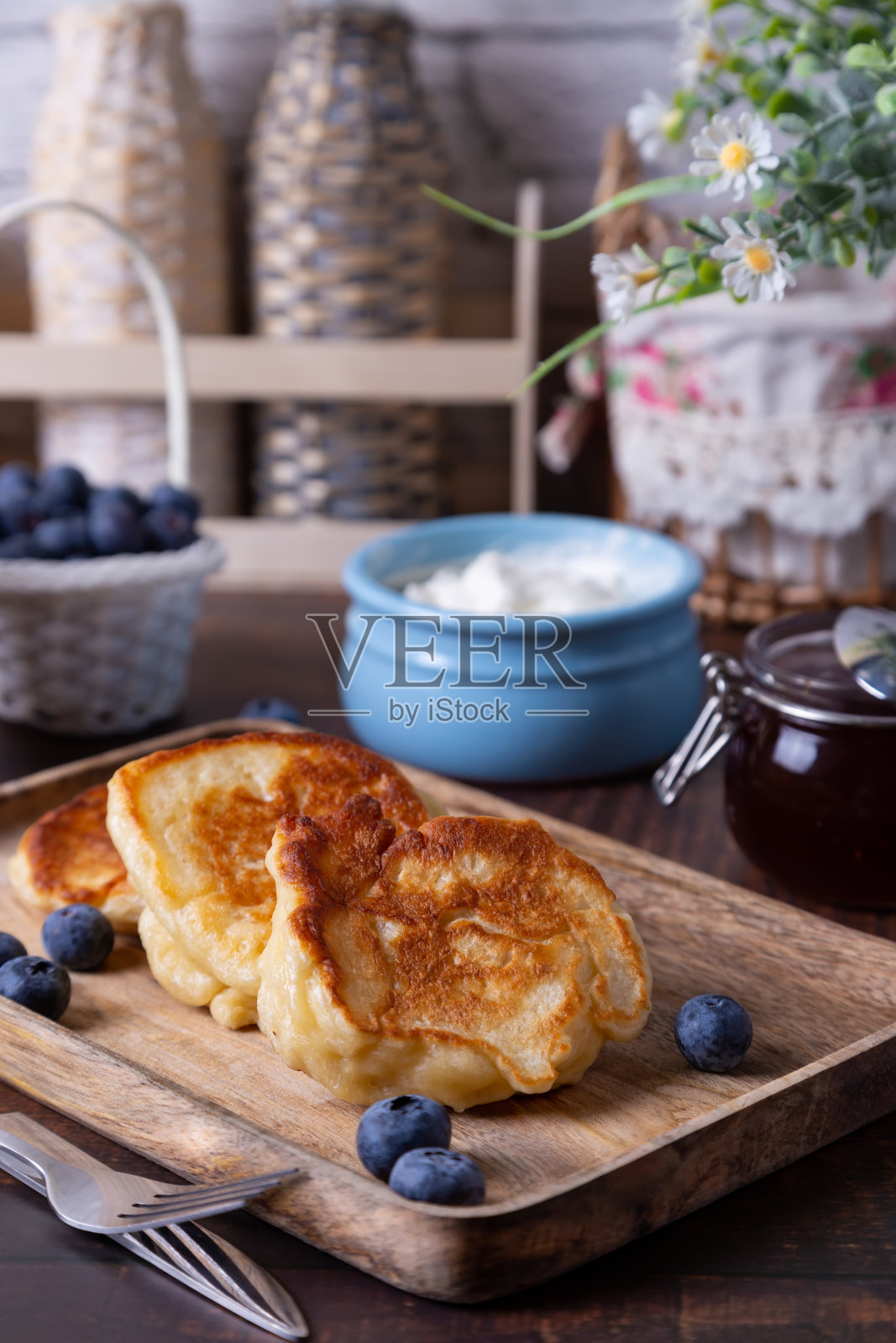 煎饼配酸奶油，果酱和蓝莓。照片摄影图片