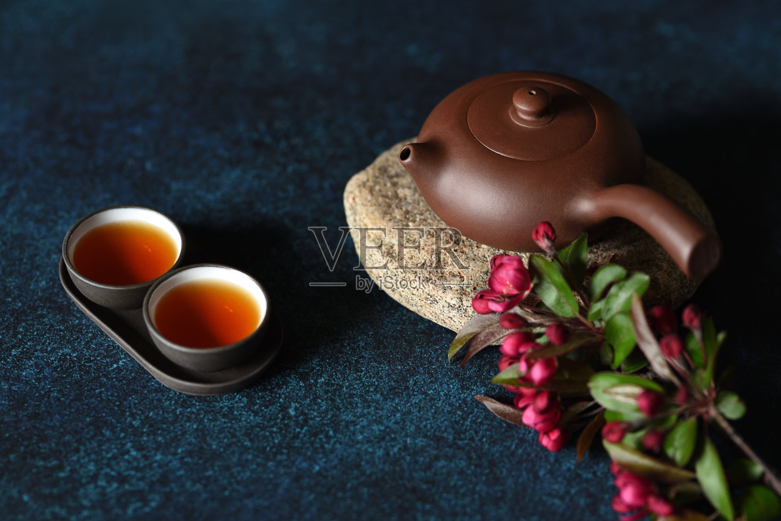 日本传统茶壶和两个茶道碗。茶供应。照片摄影图片
