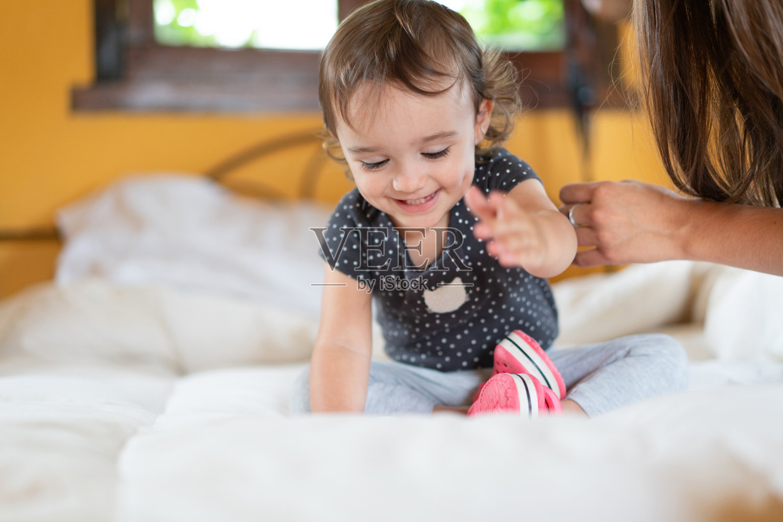在床上微笑的婴儿照片摄影图片