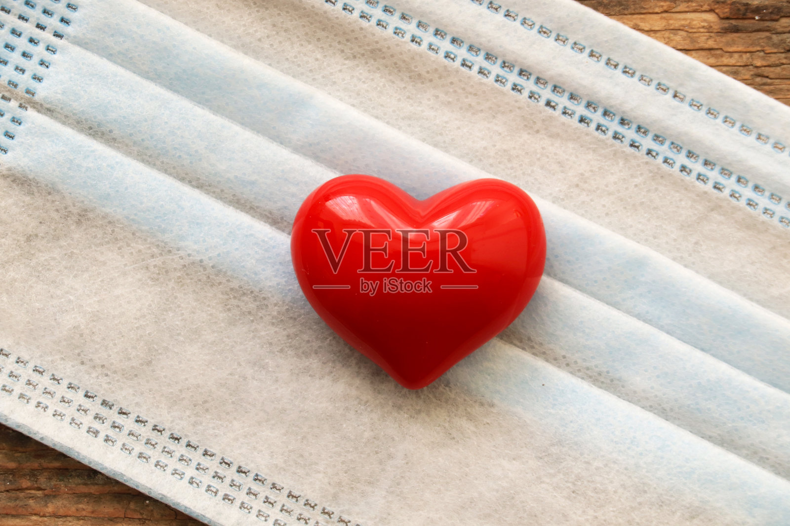 红心医用口罩，冠状病毒19概念照片摄影图片