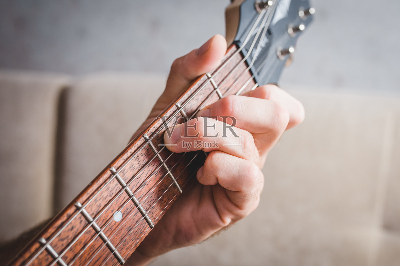 C和弦-特写男性白种人的手在吉他上采取一个和弦照片摄影图片