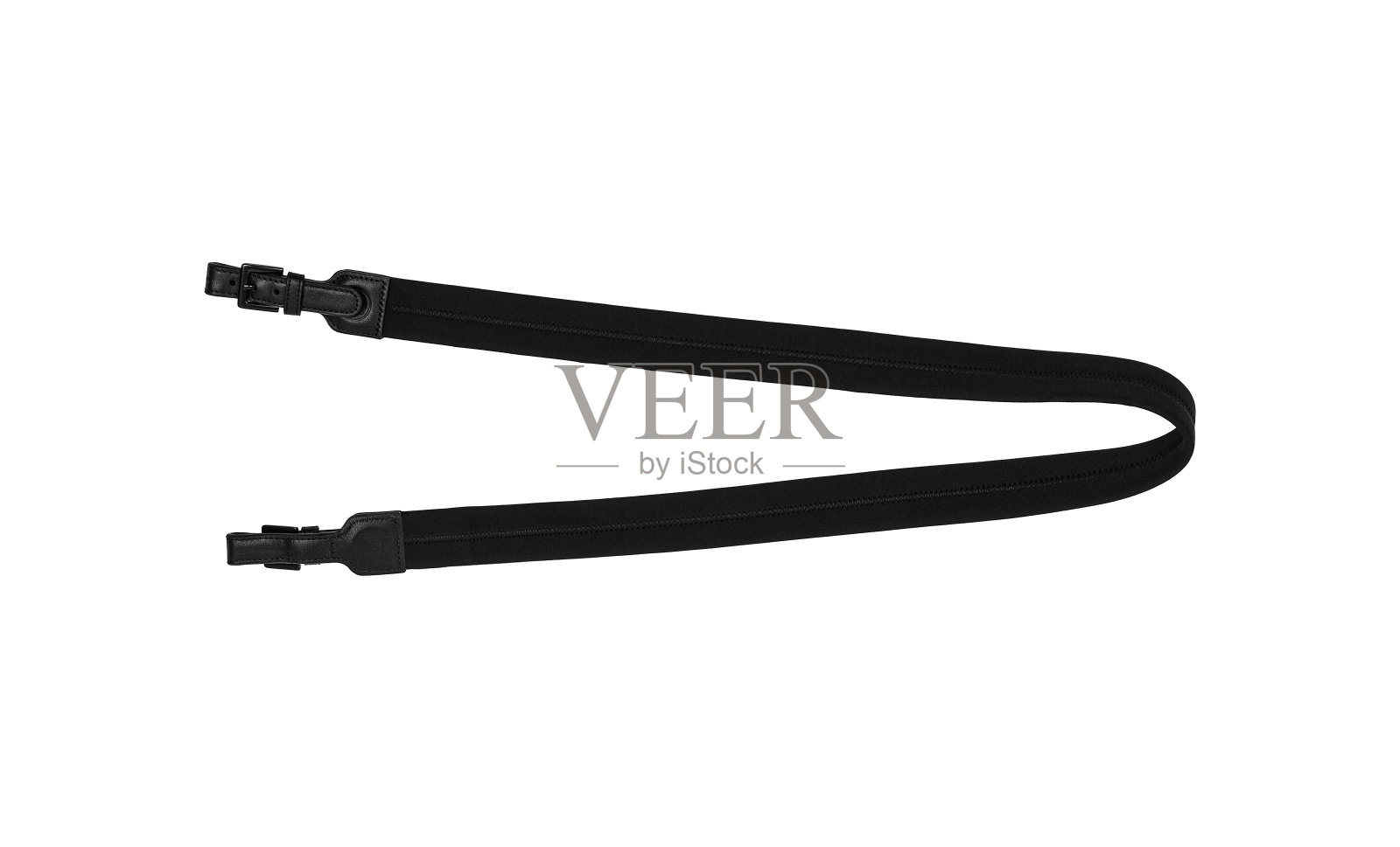 黑色氯丁橡胶肩带与皮革插入和金属扣隔离在白色背景。用于在肩上携带武器的带子。运动或猎枪配件。照片摄影图片