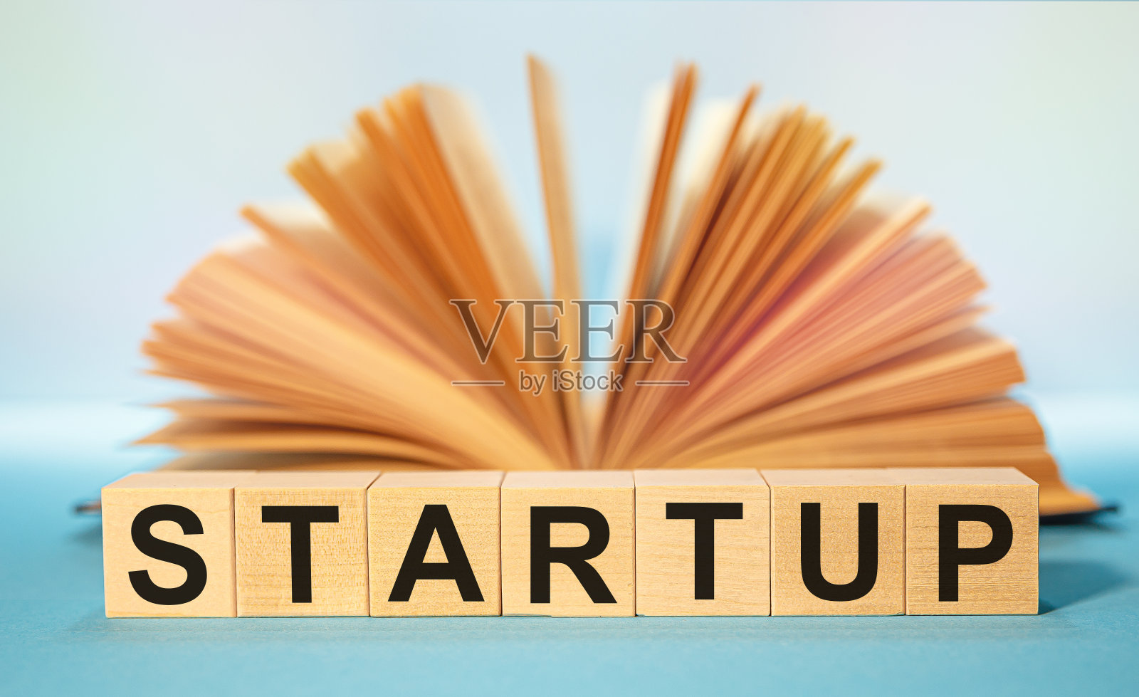 打开书和木立方体的缩写STARTUP照片摄影图片