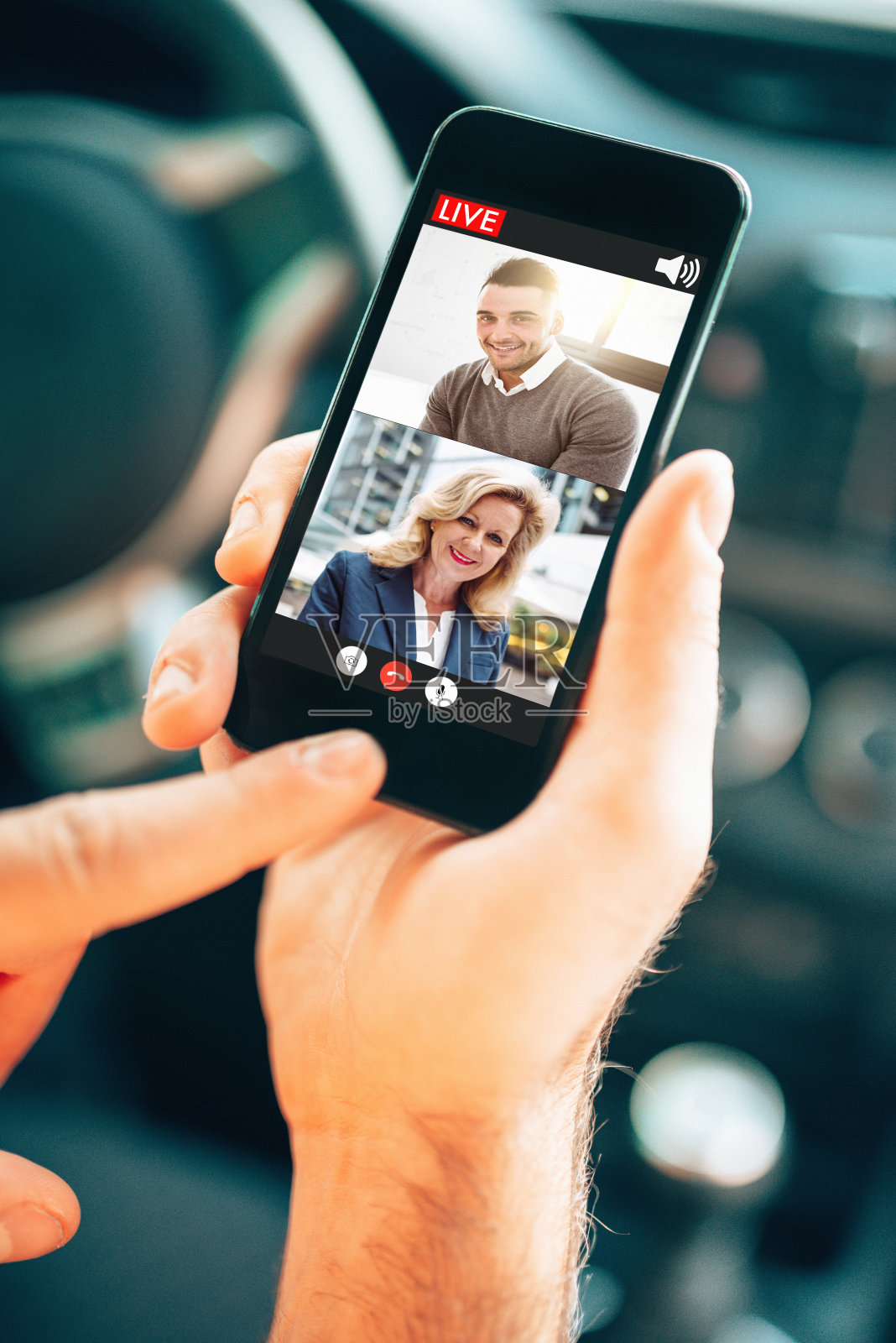 有人在车里打网络电话照片摄影图片