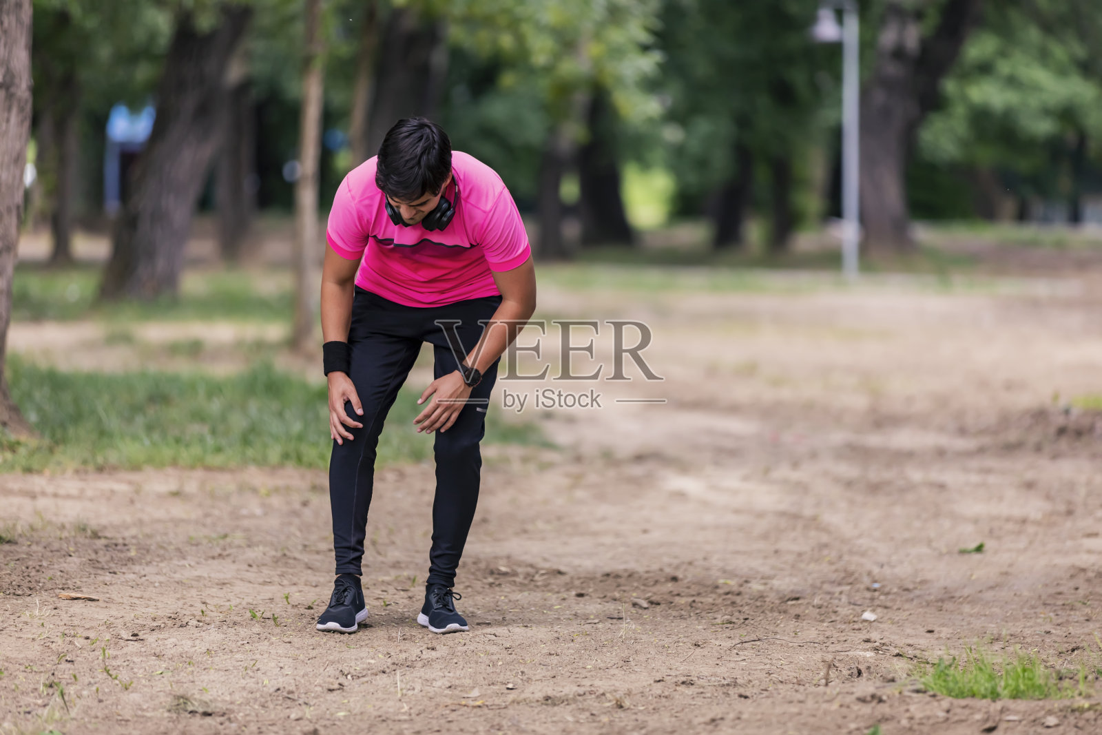 慢跑受伤。照片摄影图片