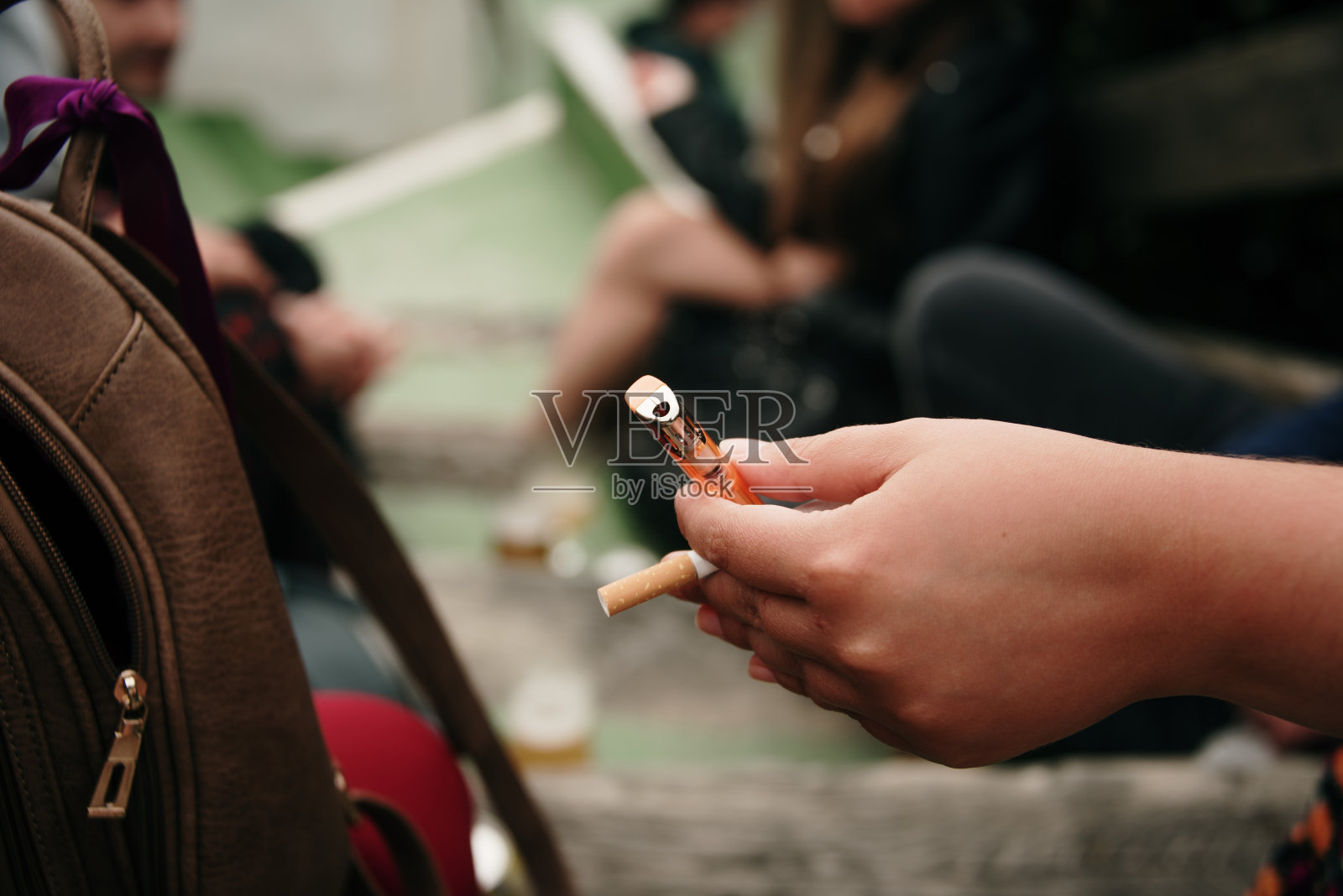 手握香烟和打火机照片摄影图片