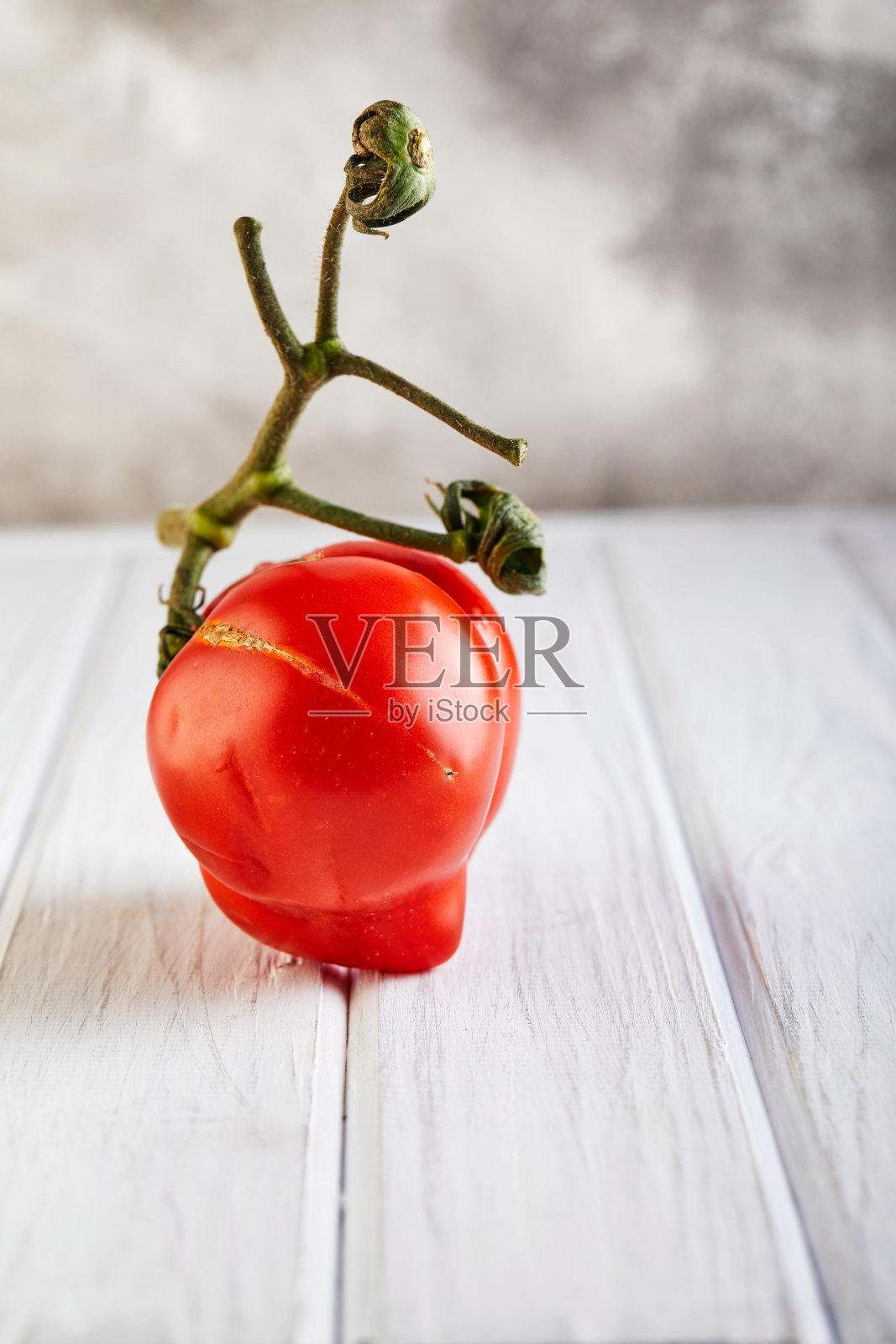 畸形变异的丑番茄，食品店更喜欢优质果蔬，不被市场欢迎照片摄影图片