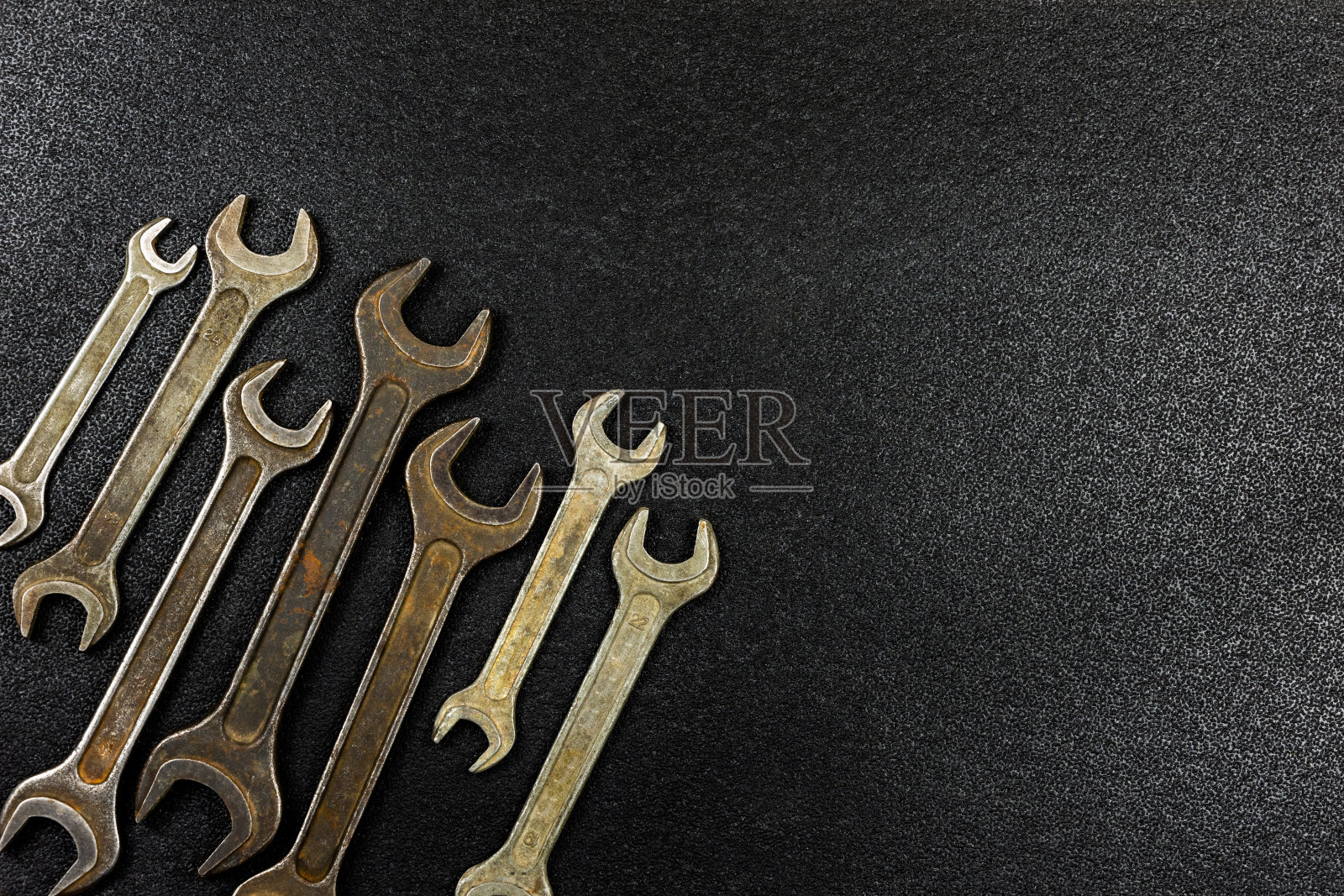 手工工具的管道和零件在黑色背景和广告空间。为锁匠或水管工设置。前视图。平躺照片摄影图片