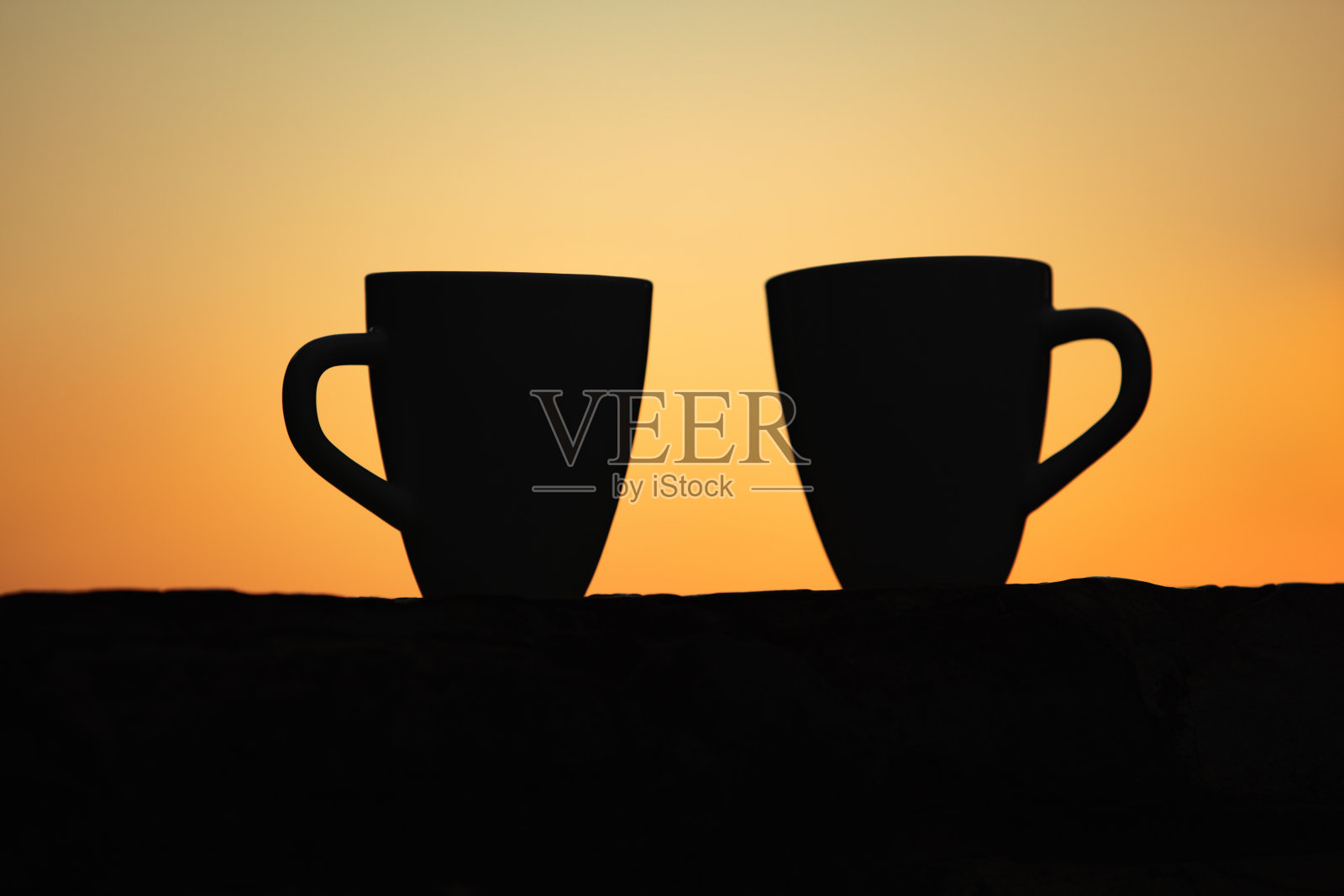 早上咖啡杯的剪影。照片摄影图片