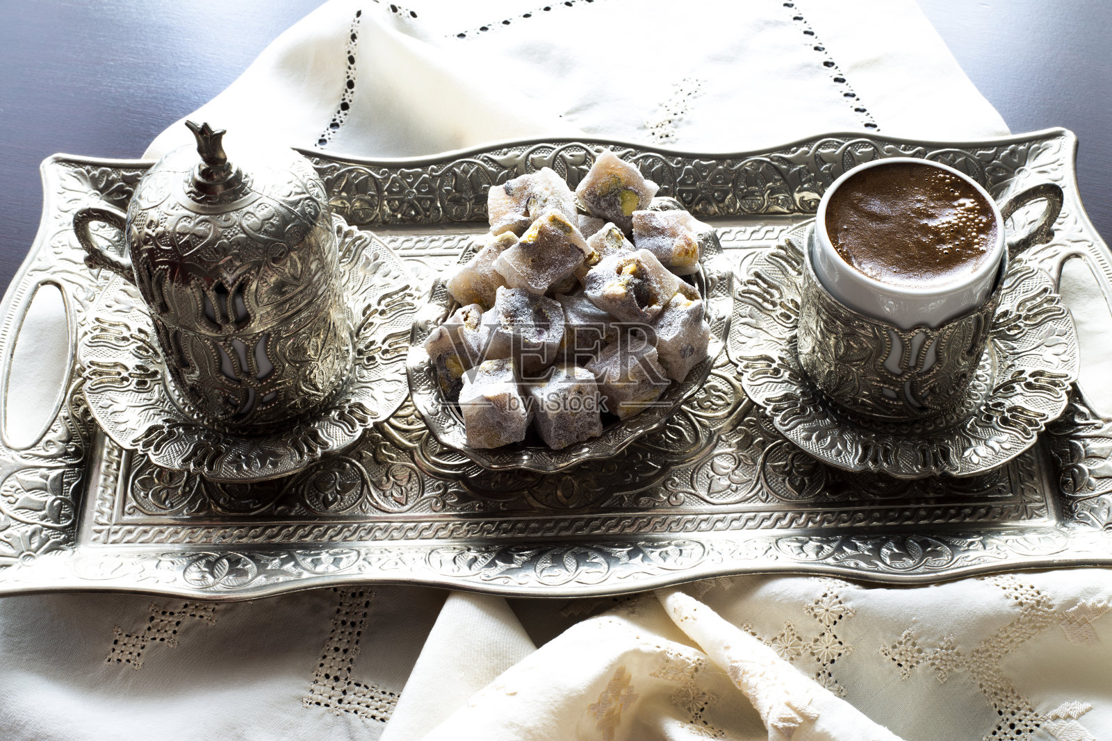 土耳其咖啡与喜悦和传统的银制餐具。斋月的盛宴。照片摄影图片