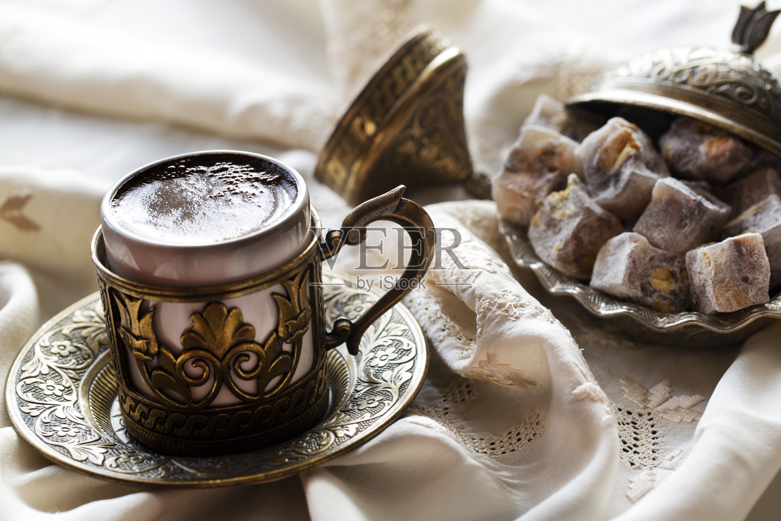 土耳其咖啡与喜悦和传统铜餐具。斋月的盛宴。照片摄影图片