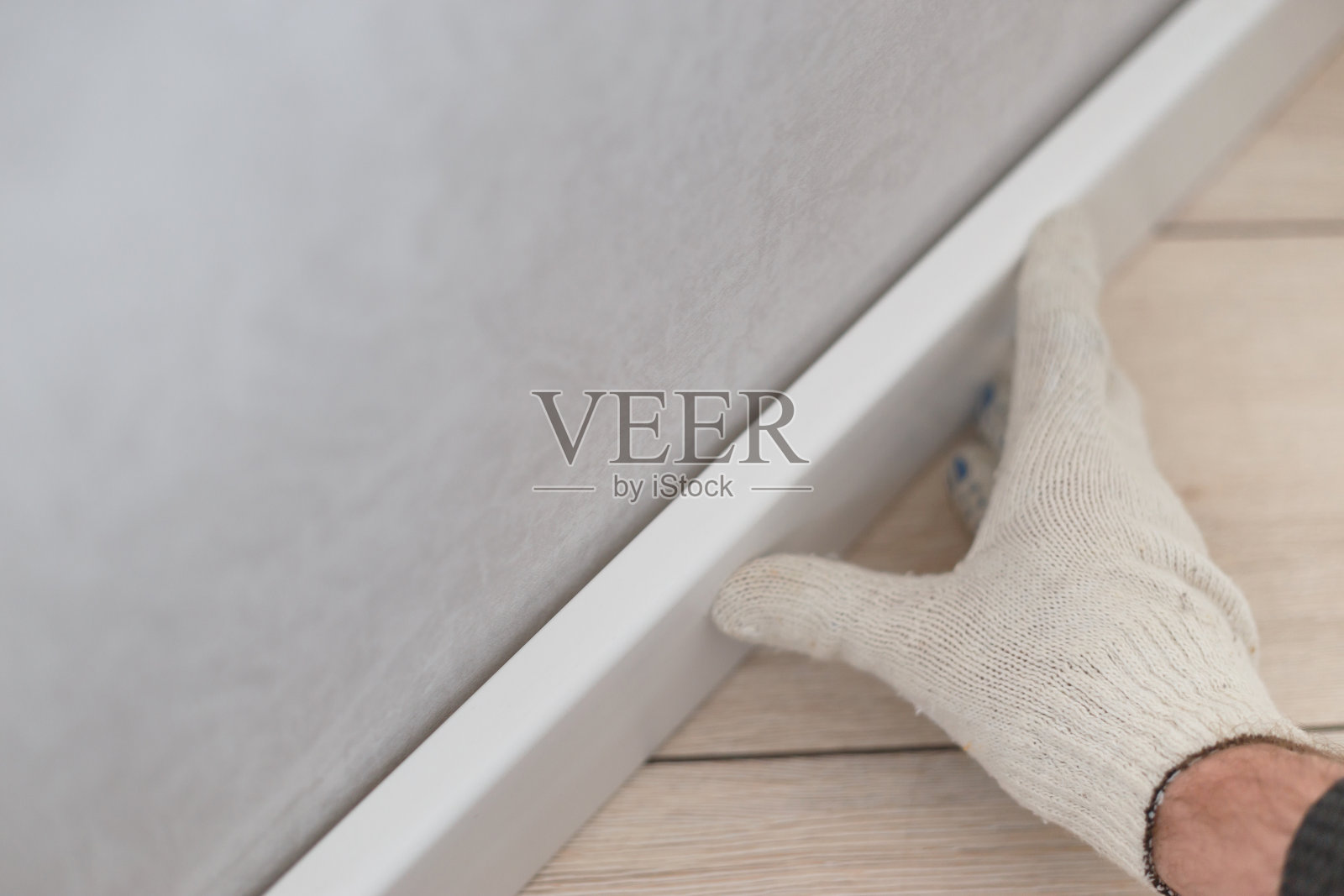 有人在房子的墙壁上安装了新的踢脚板照片摄影图片