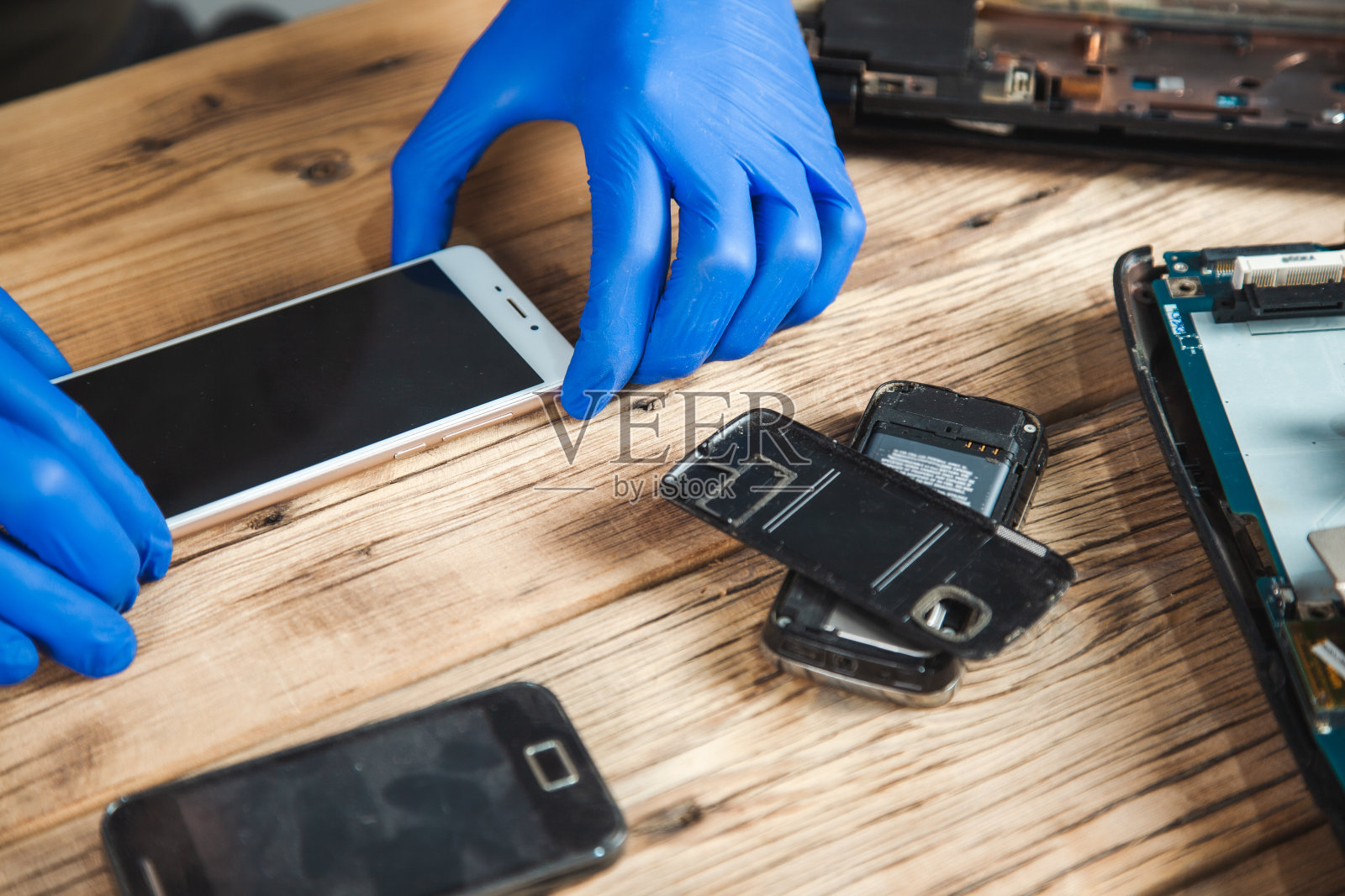 工人修理智能手机照片摄影图片