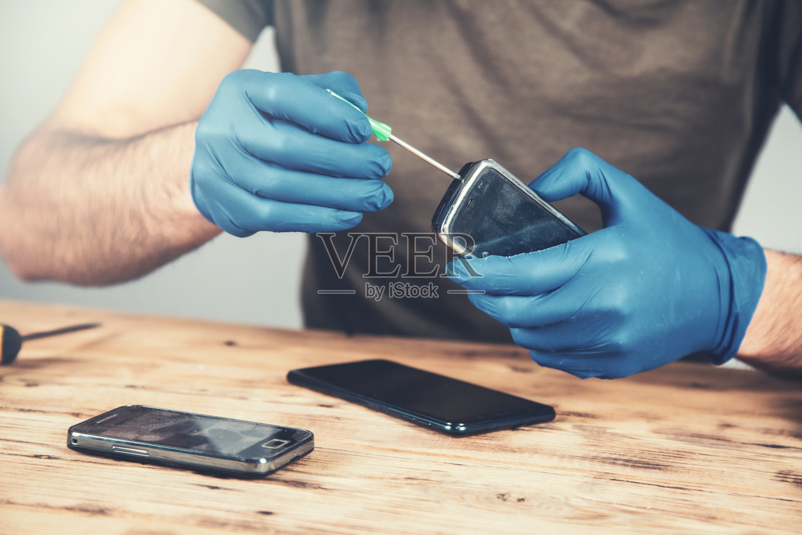 工人修理智能手机照片摄影图片