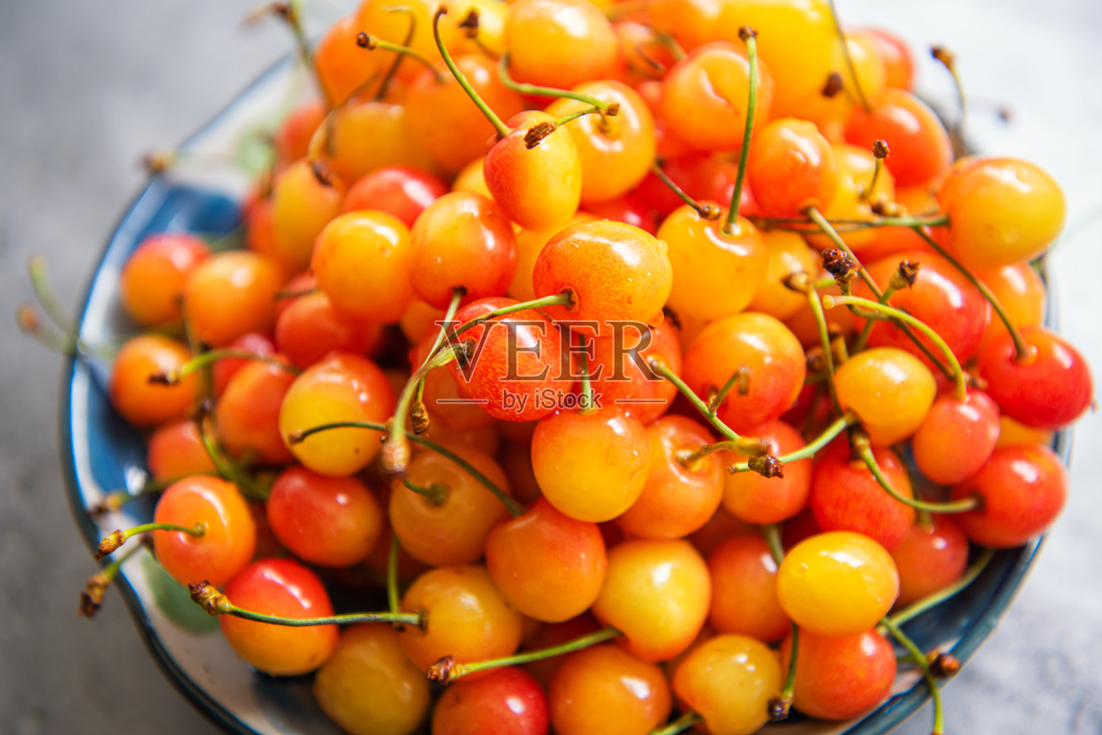 一盘新鲜成熟的樱桃照片摄影图片