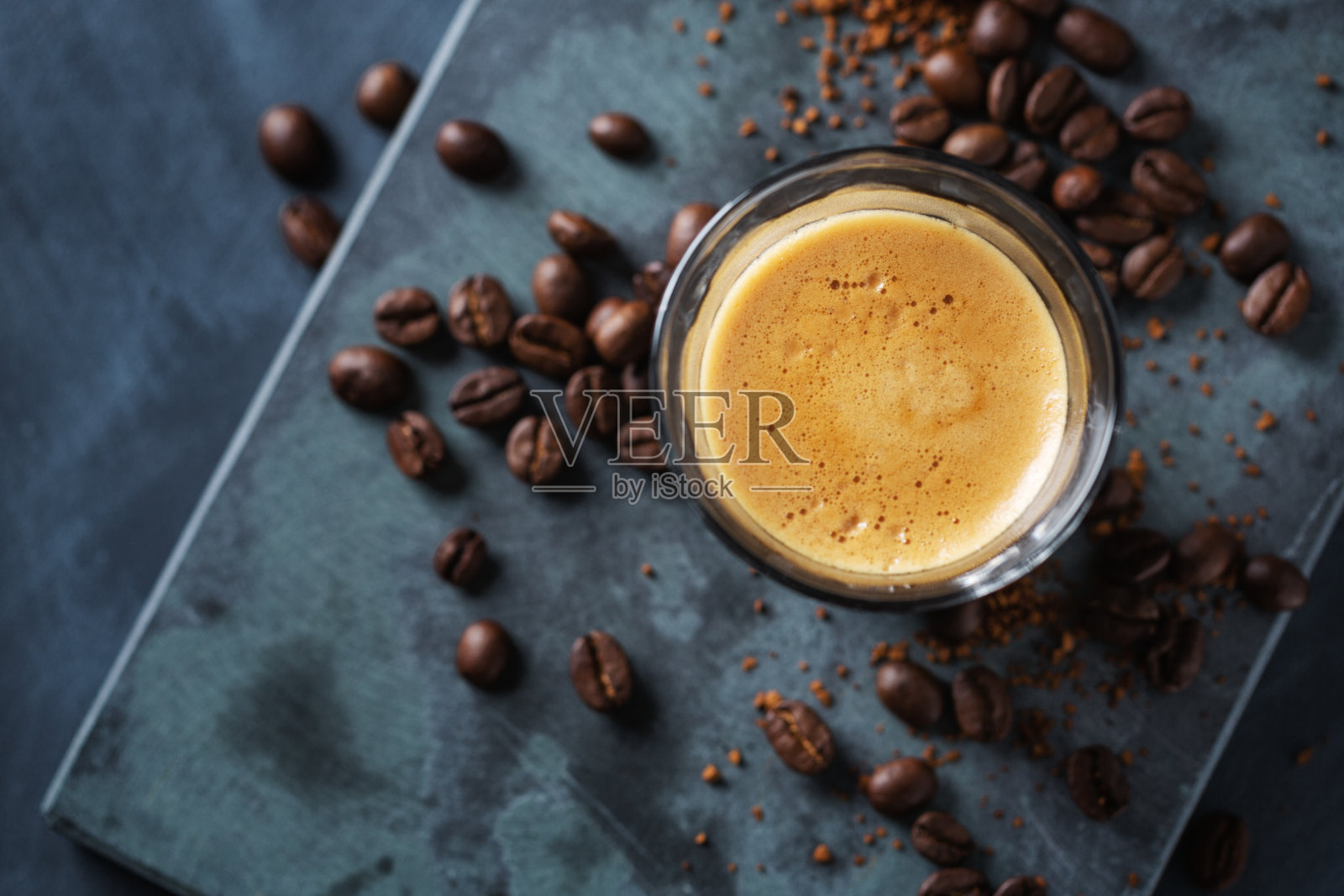 达尔戈纳咖啡和泡沫杯照片摄影图片