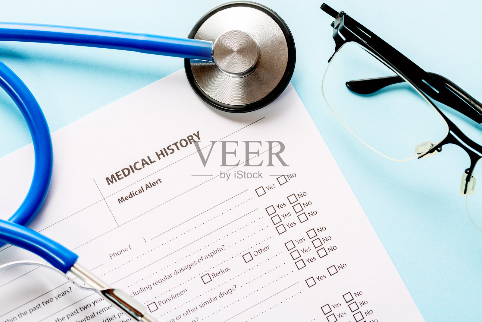 医疗保健理念。近距离影像的医疗历史表和医生的听诊器与眼镜。照片摄影图片