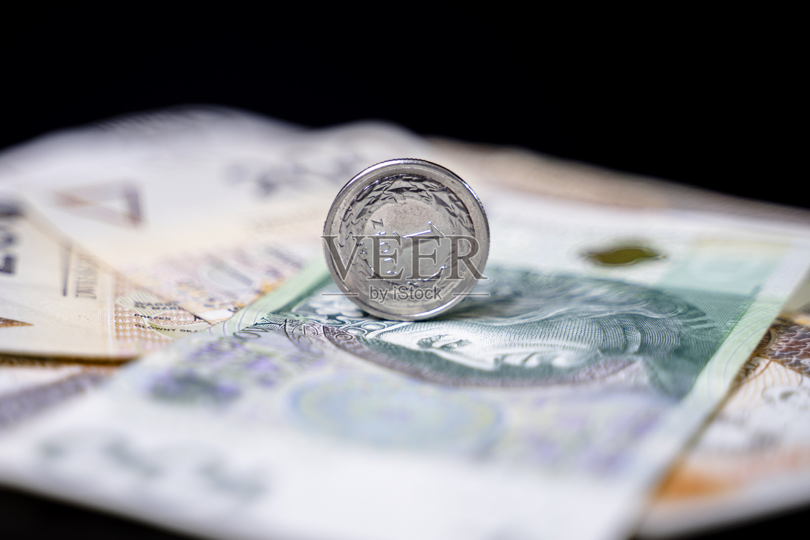 兹罗提印在钞票上。照片摄影图片