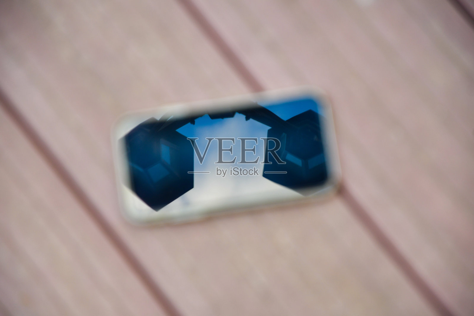 路灯反射在智能手机上照片摄影图片