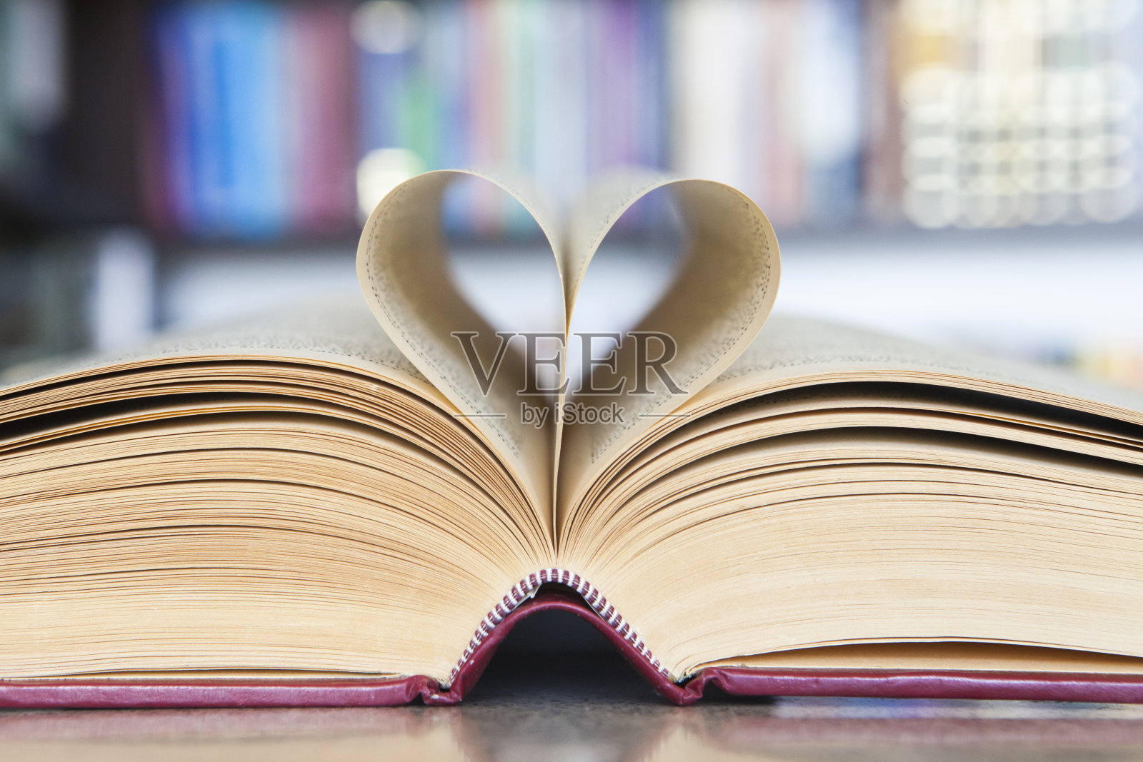 书页折成心形的书照片摄影图片