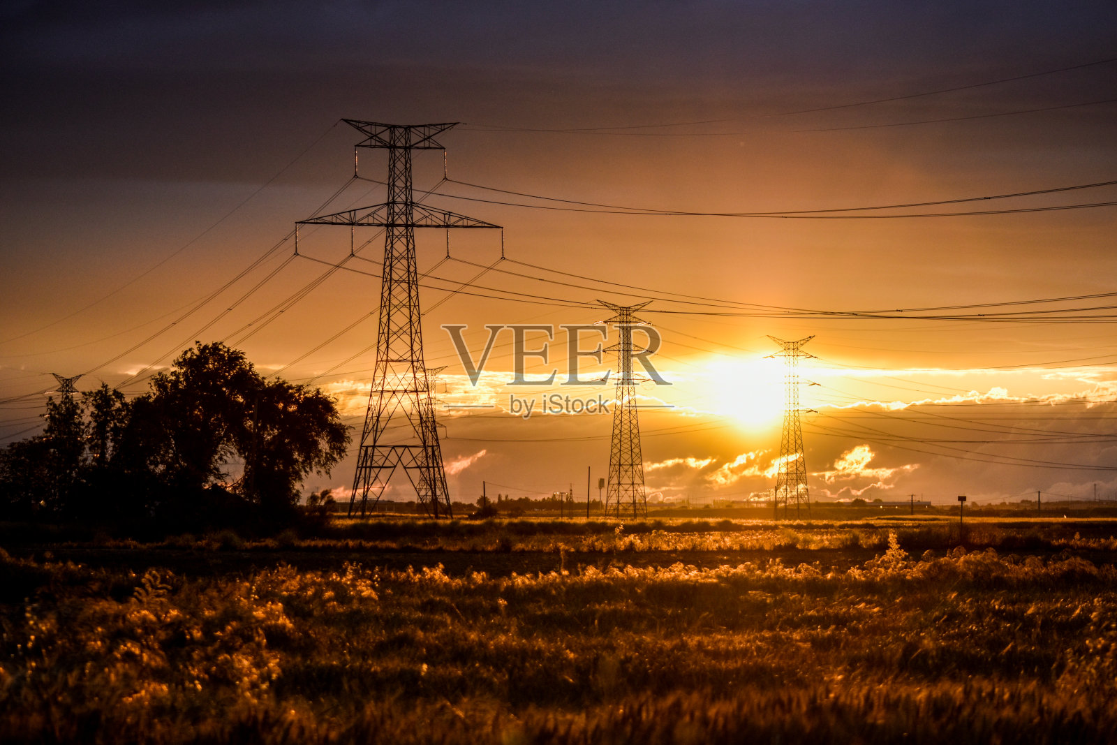 日落景观与高压电缆塔照片摄影图片