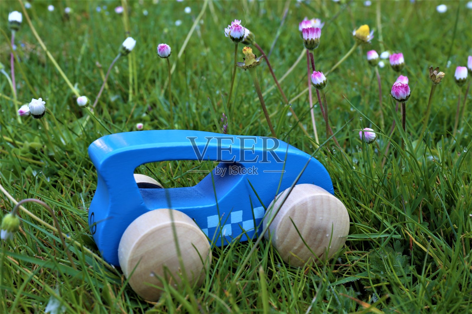 在草地上踢足球照片摄影图片