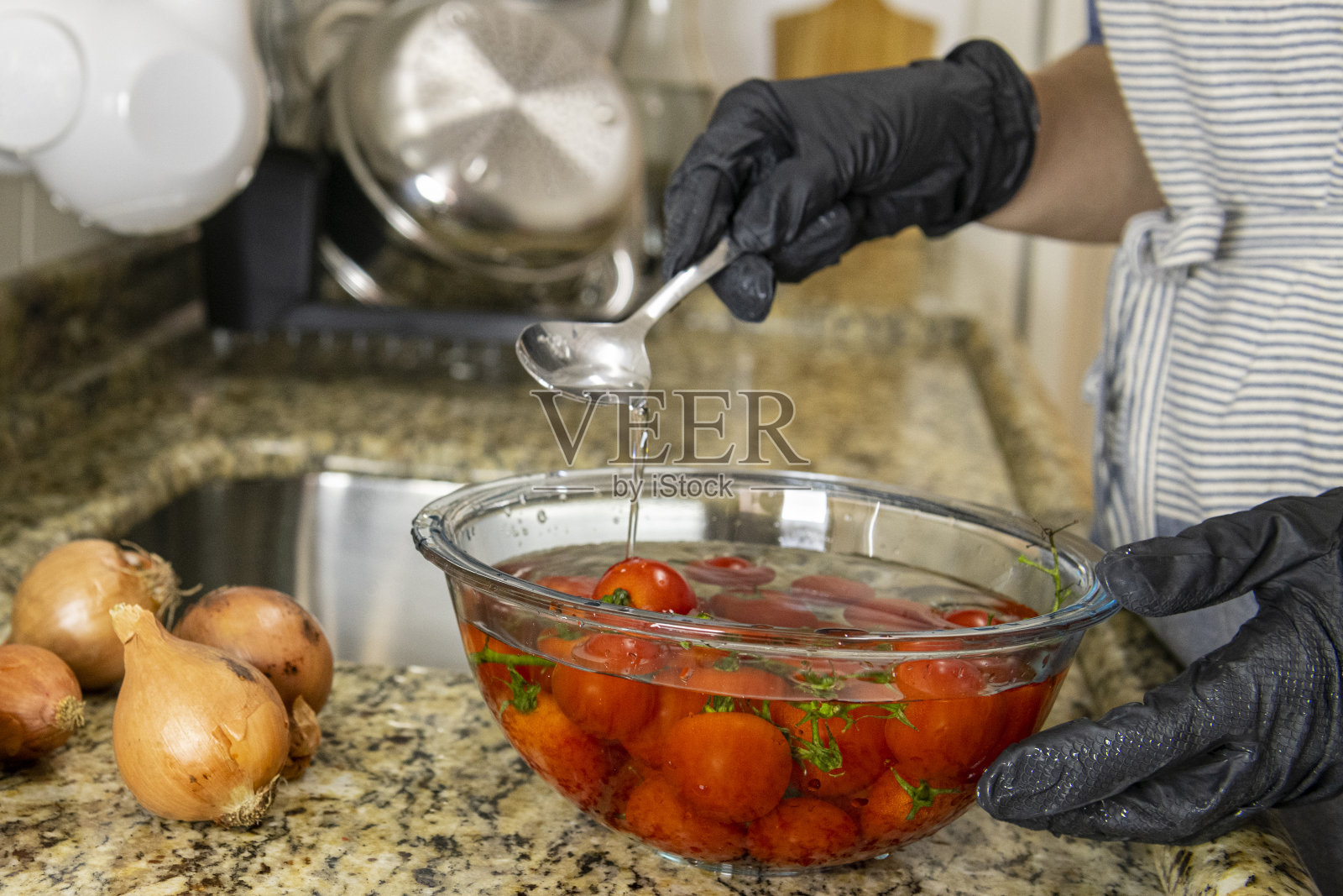 洗西红柿照片摄影图片