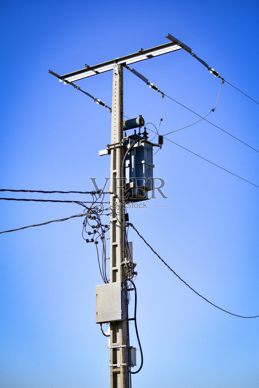 带变压器的高压电缆塔照片摄影图片