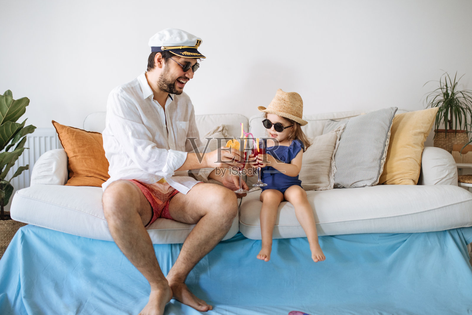 快乐的年轻父亲和女儿在客厅玩得开心照片摄影图片