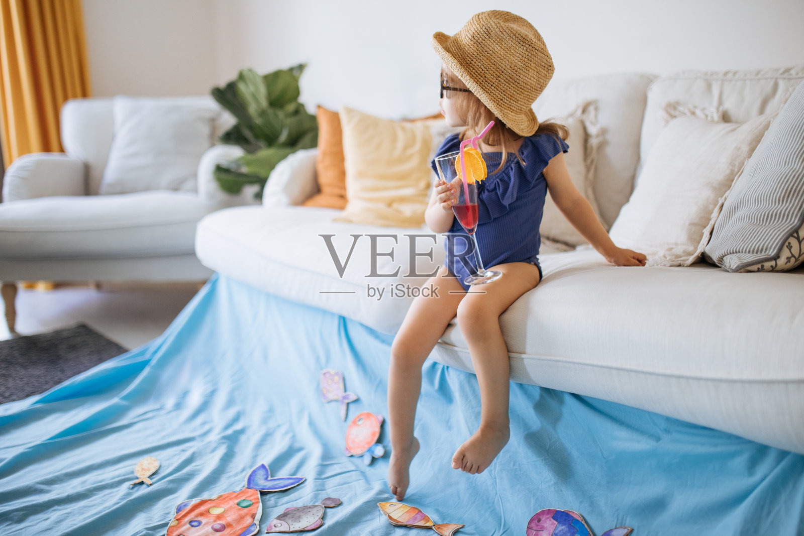 快乐的小女孩穿着泳衣在家照片摄影图片