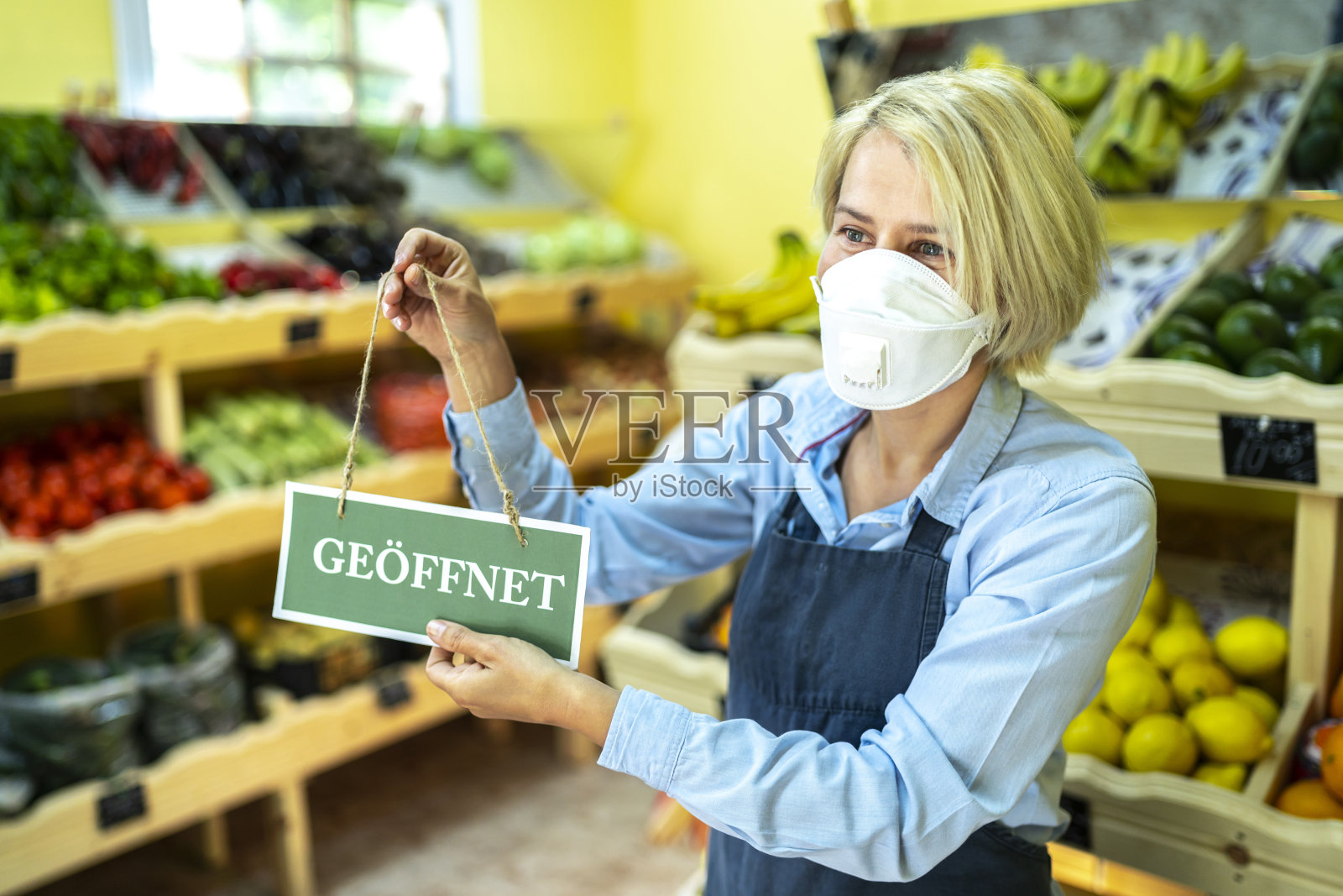 女店主重新开张她的商店照片摄影图片