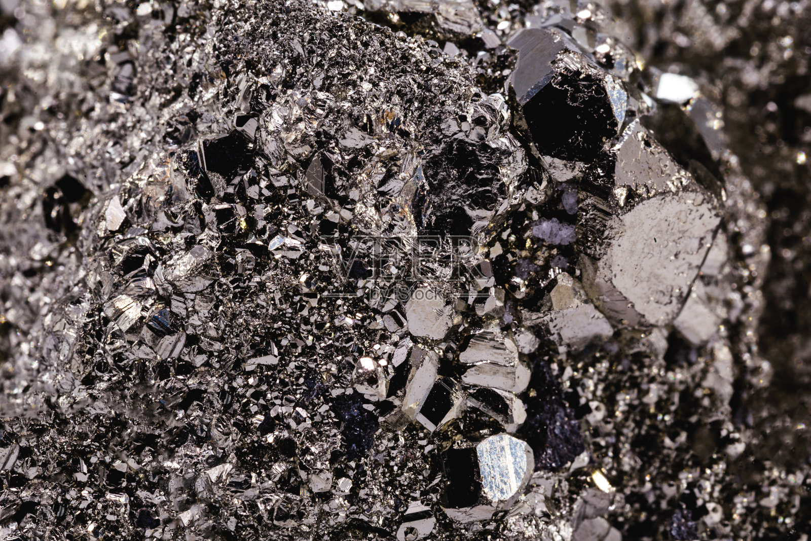 黄铁矿熔块或铁精、银原金属。巴西的金块。玄妙石的概念，用于禅修石的灵性治疗。照片摄影图片