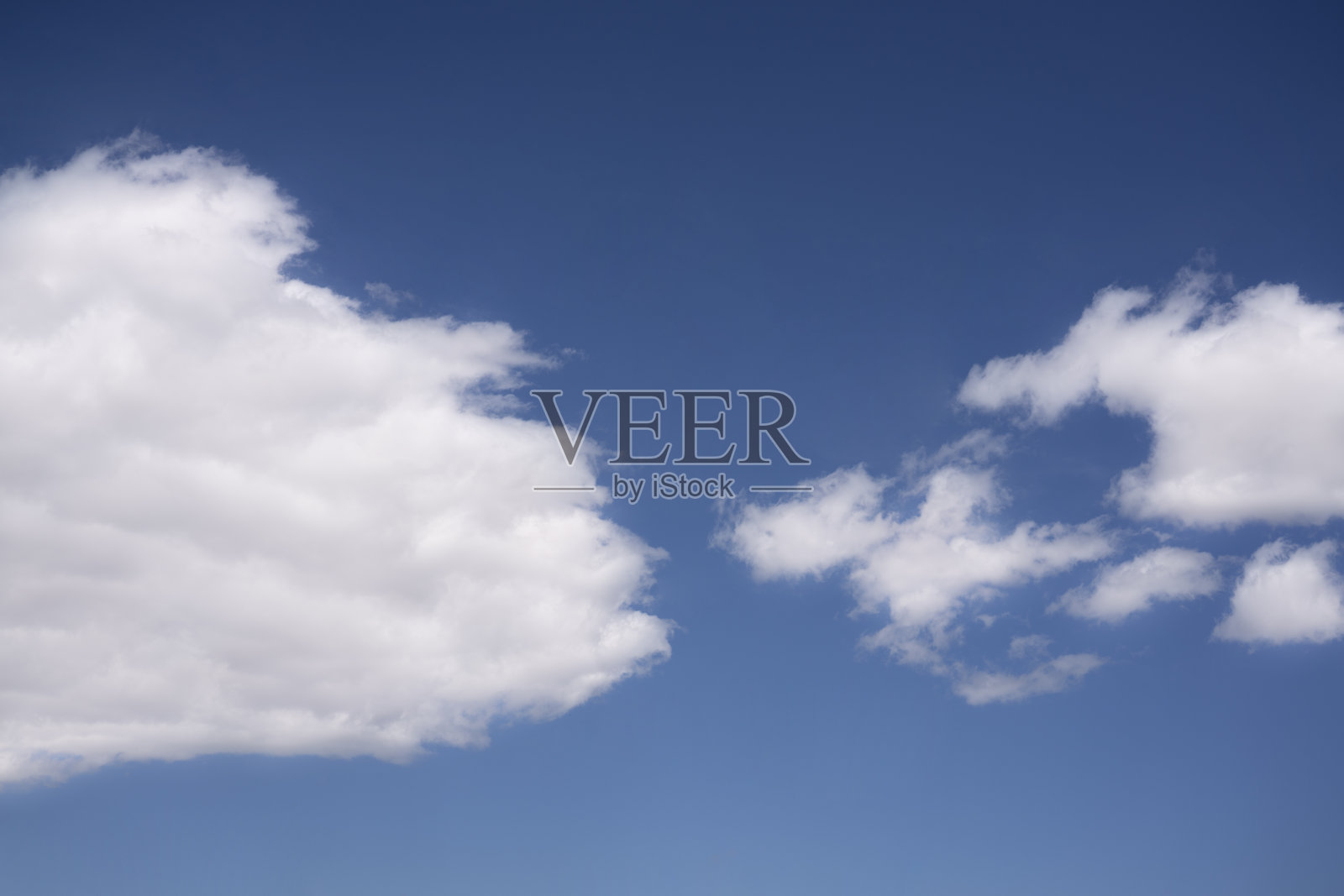 夏日的蓝天映衬着白云照片摄影图片