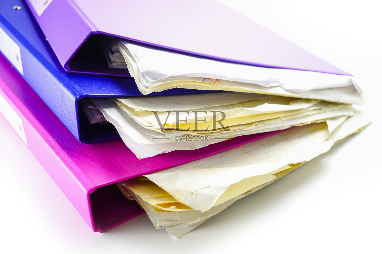 办公室桌子上多种颜色的文件夹和活页夹。照片摄影图片