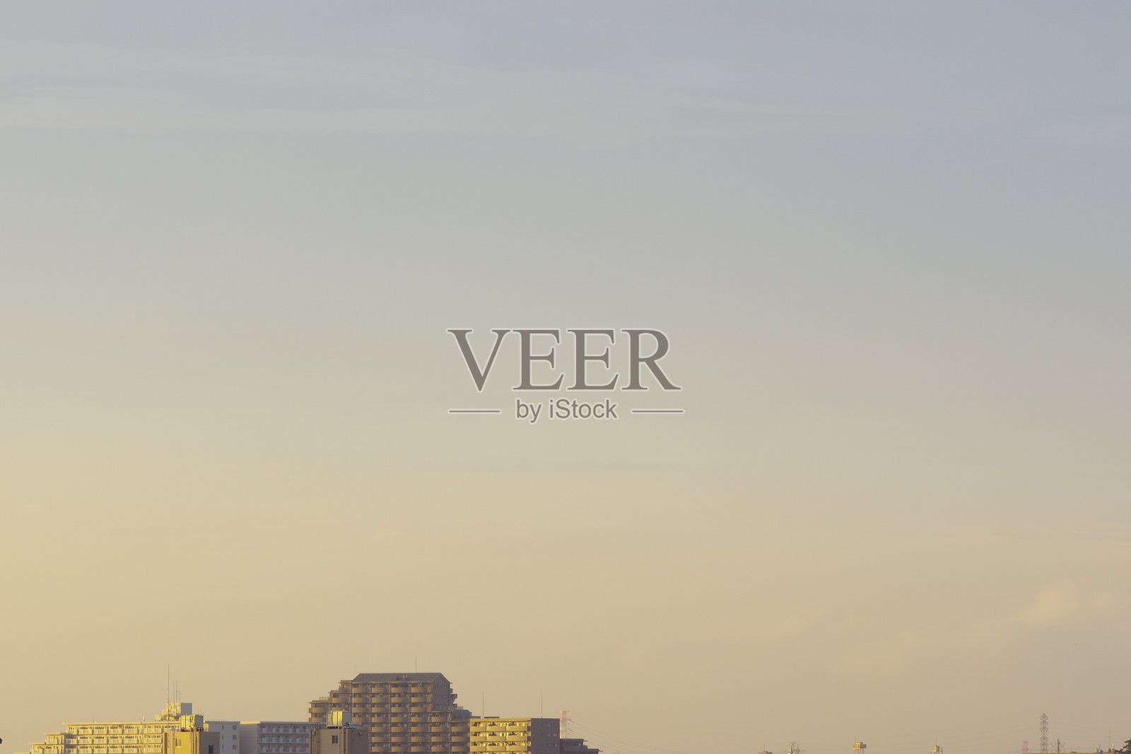 建筑物和天空的城镇景观。照片摄影图片