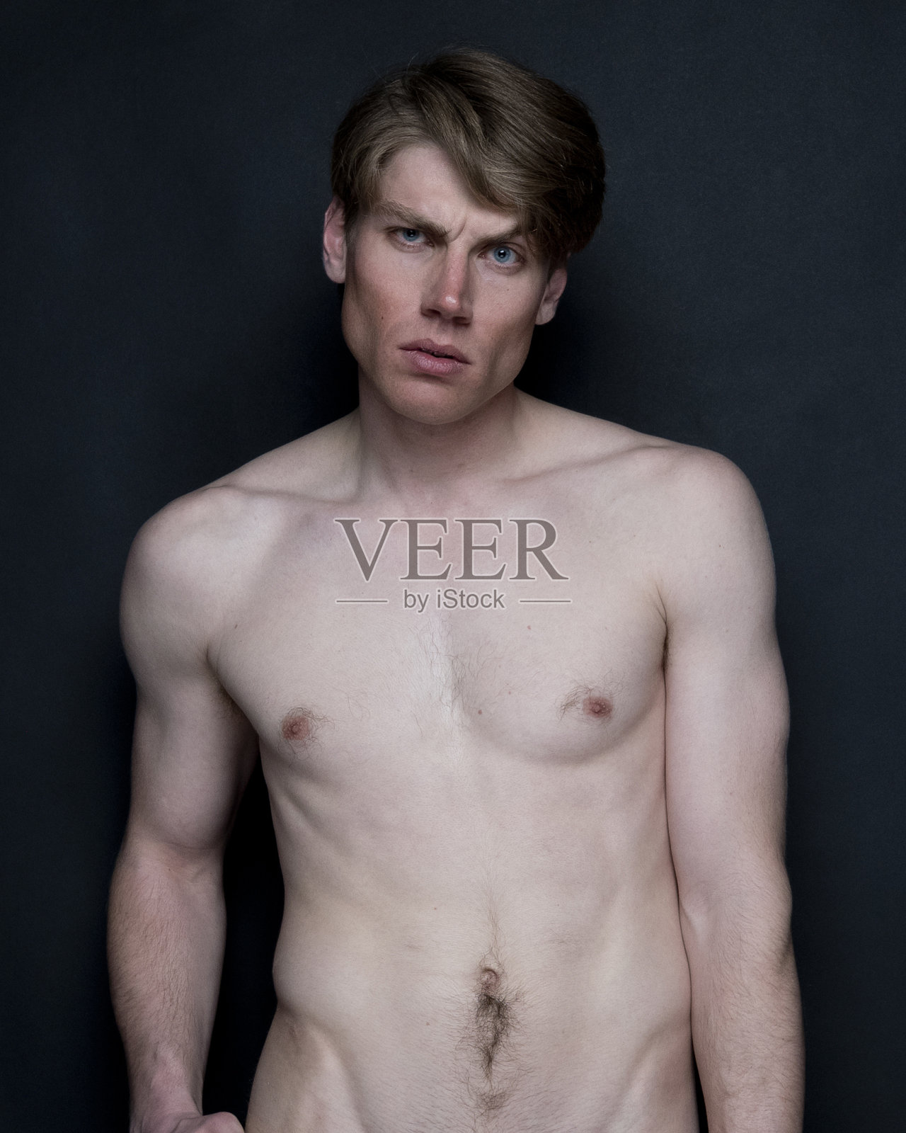 腰上20-29岁的成年人英俊的人金发/短发白种人男性/年轻男子在黑色背景下穿着赛车内裤/泳裤/内裤/男性内裤/黑色照片摄影图片