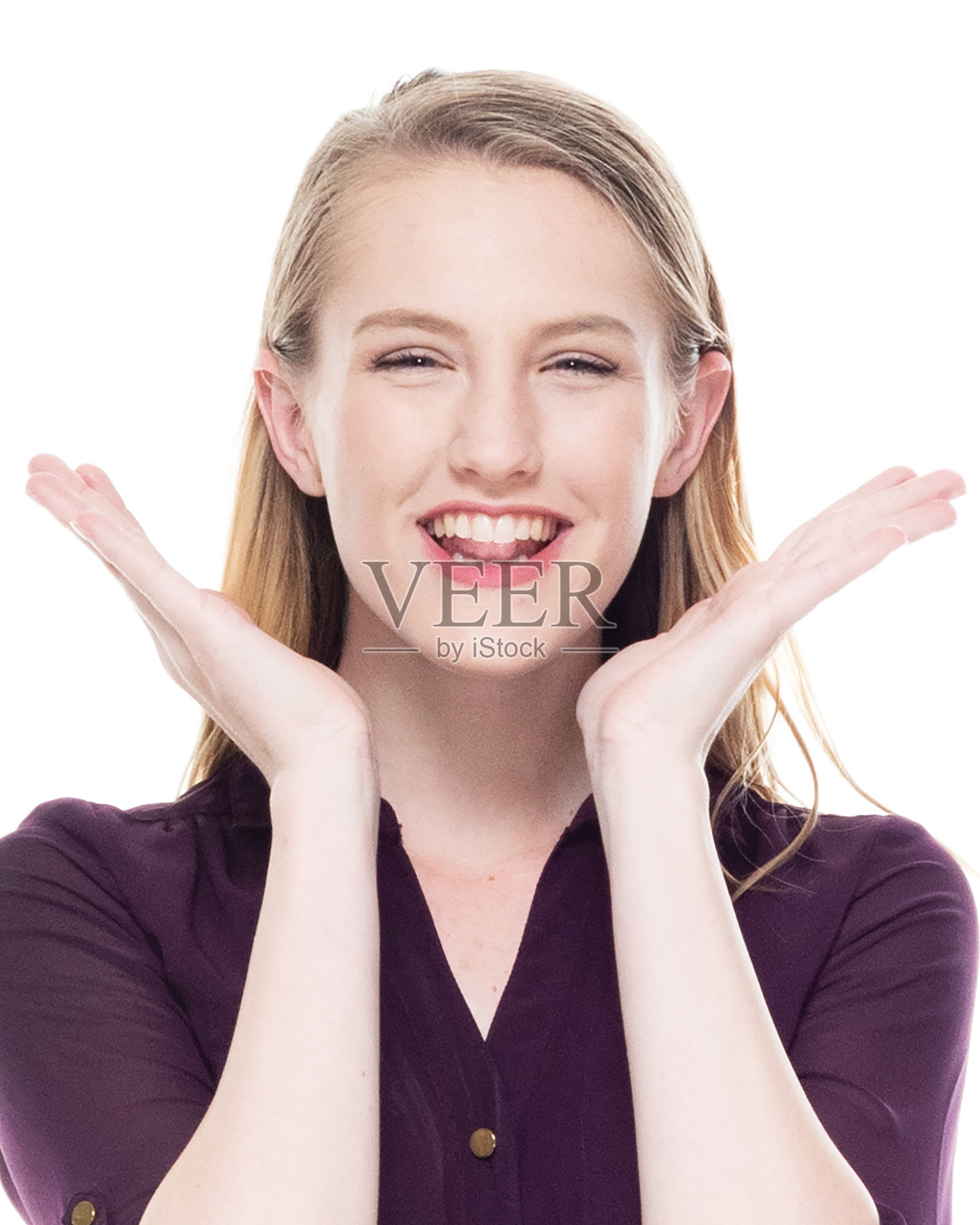 一个人/正面视图/腰部以上的18-19岁的成年美丽的白人女性/年轻女性十几岁的女孩站在白色的背景穿着裙子谁是微笑/快乐/愉快/凉爽的态度照片摄影图片